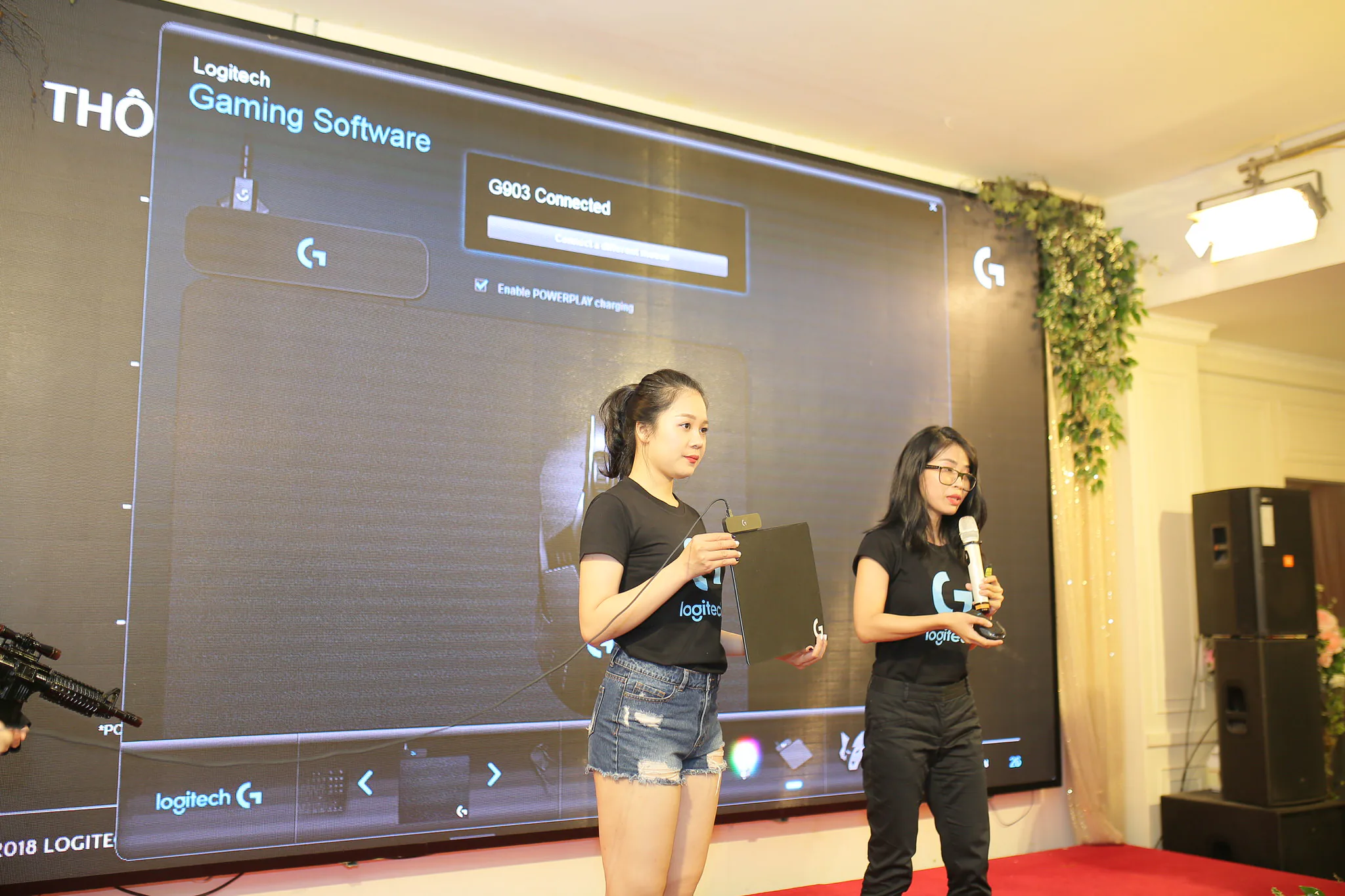 Logitech ra mắt pad chuột có sạc không dây Powerplay và tai nghe Logitech G933