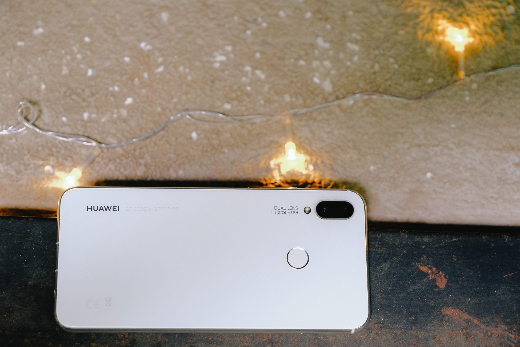 Cận cảnh Huawei Nova 3i màu trắng ngọc trai, rất đẹp và rất sang