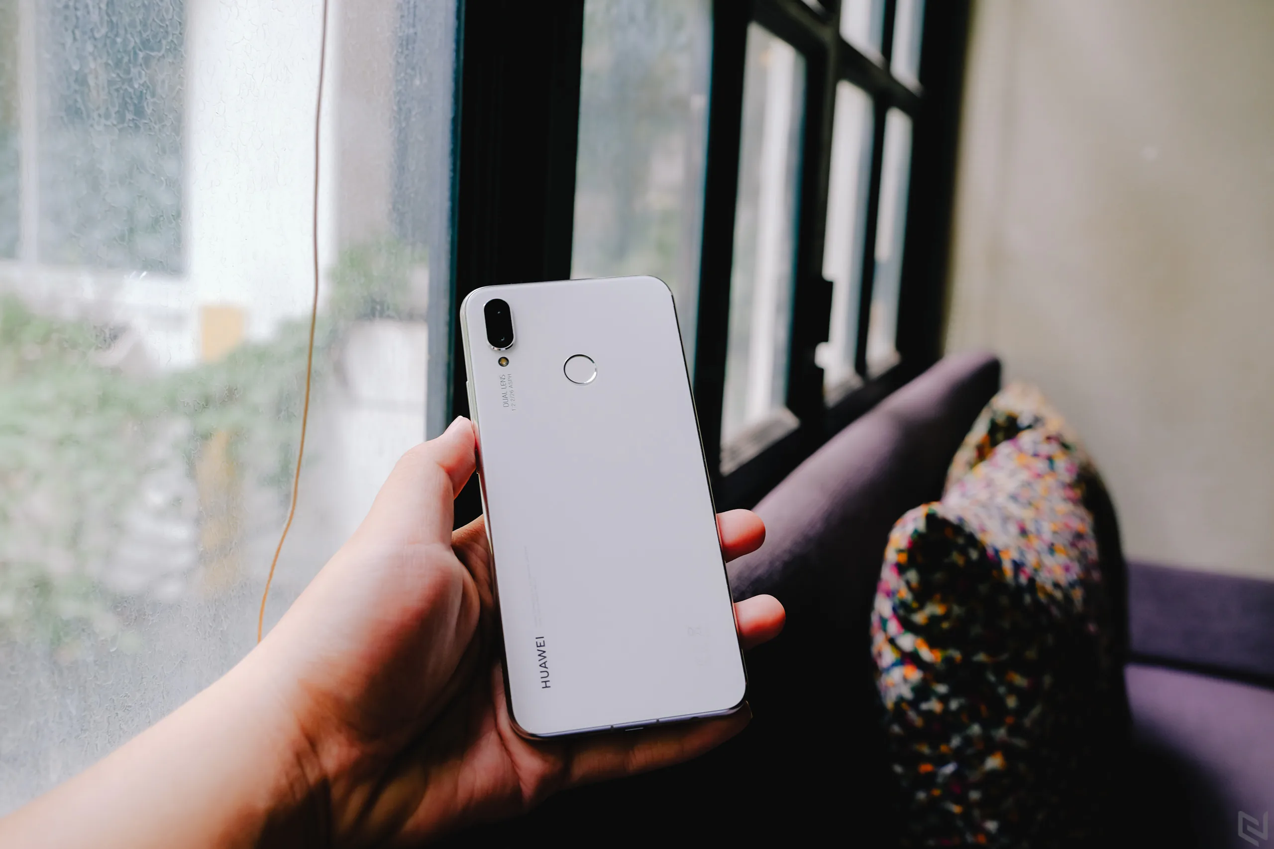 Cận cảnh Huawei Nova 3i màu trắng ngọc trai, rất đẹp và rất sang