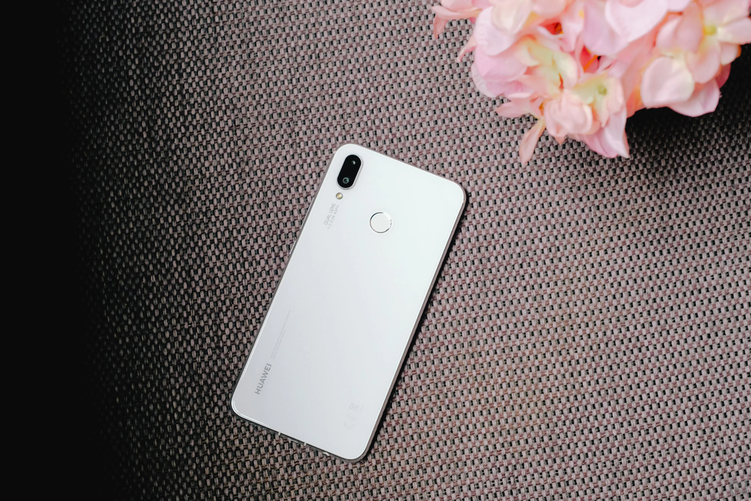 Cận cảnh Huawei Nova 3i màu trắng ngọc trai, rất đẹp và rất sang