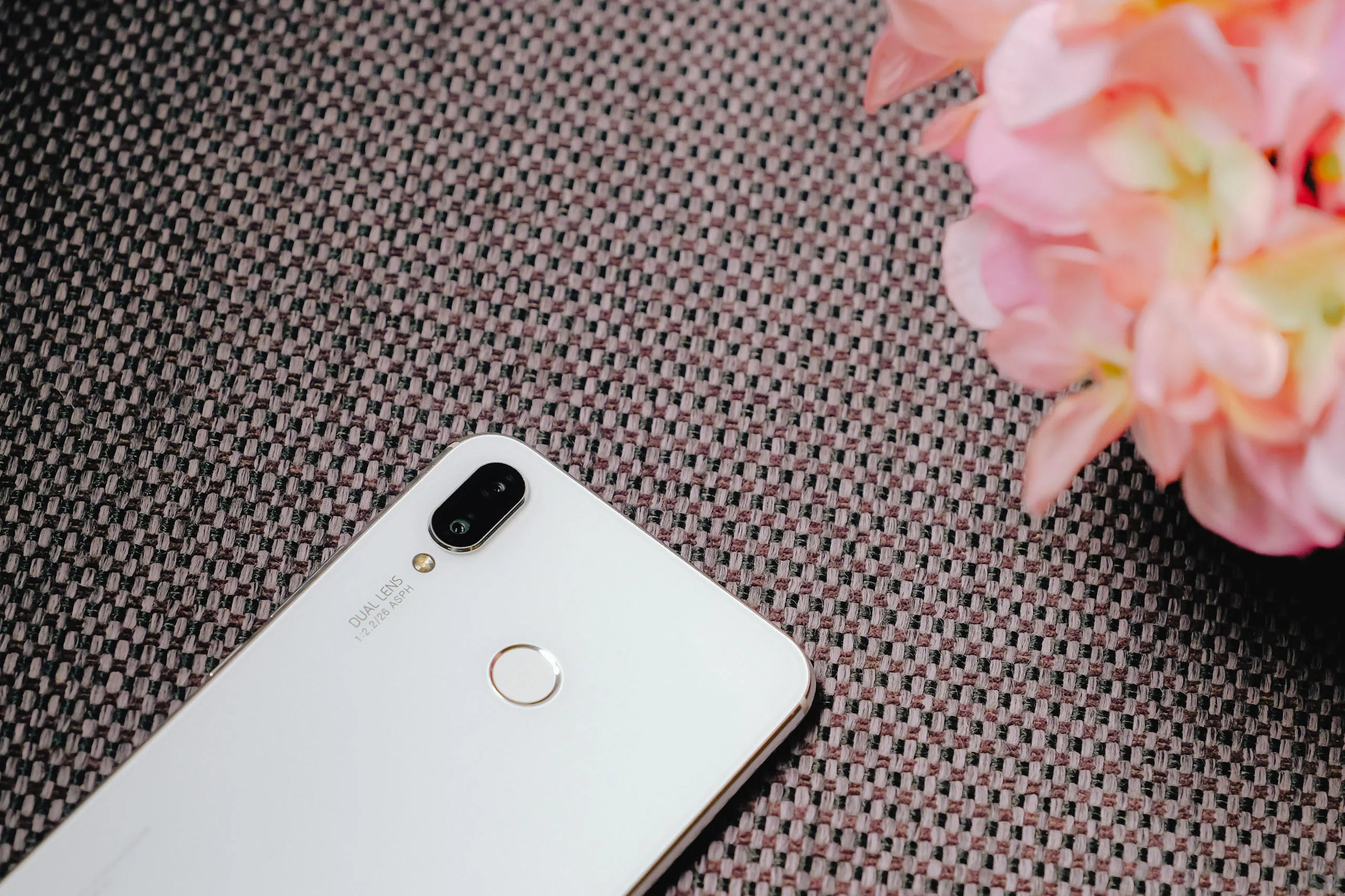 Cận cảnh Huawei Nova 3i màu trắng ngọc trai, rất đẹp và rất sang