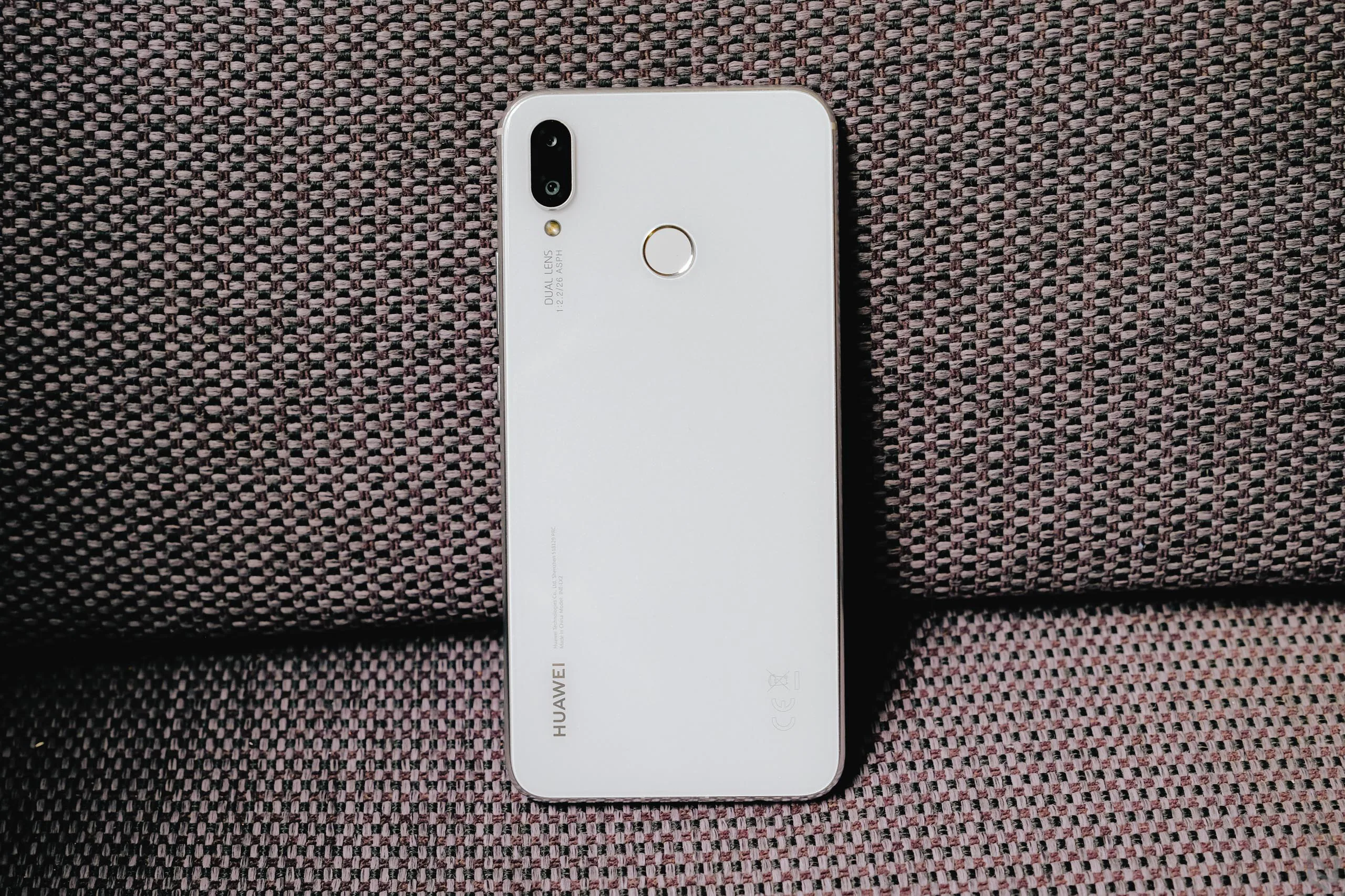 Cận cảnh Huawei Nova 3i màu trắng ngọc trai, rất đẹp và rất sang