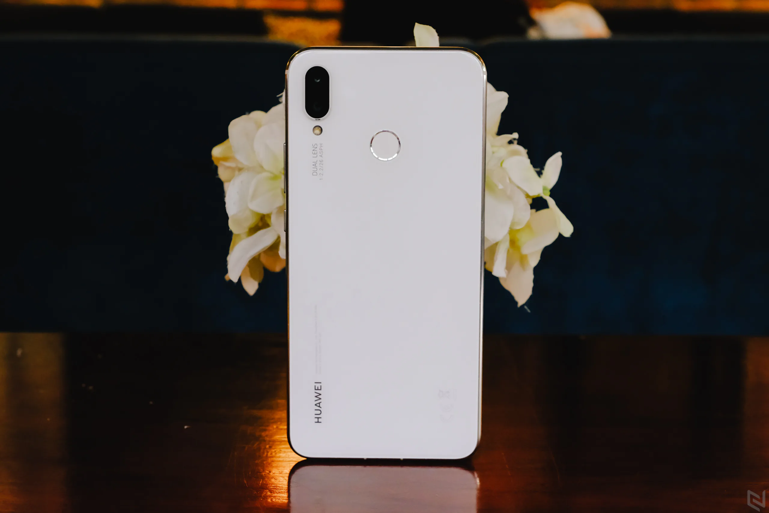 Cận cảnh Huawei Nova 3i màu trắng ngọc trai, rất đẹp và rất sang