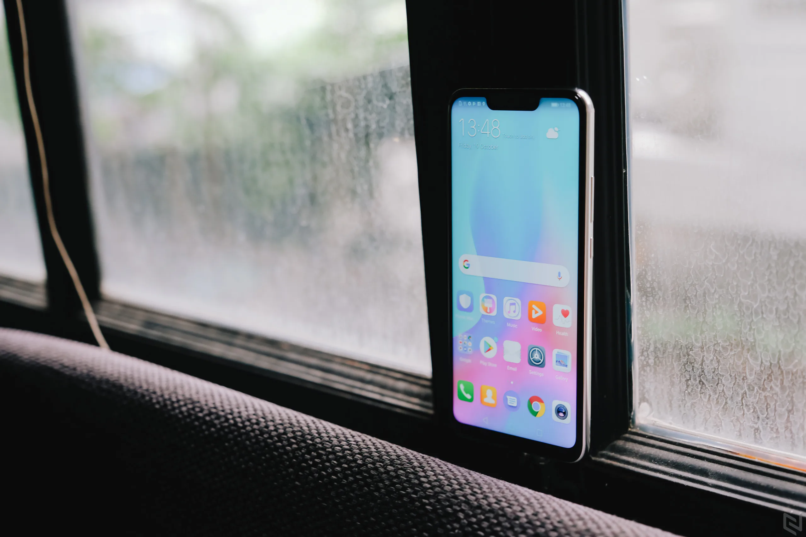 Cận cảnh Huawei Nova 3i màu trắng ngọc trai, rất đẹp và rất sang