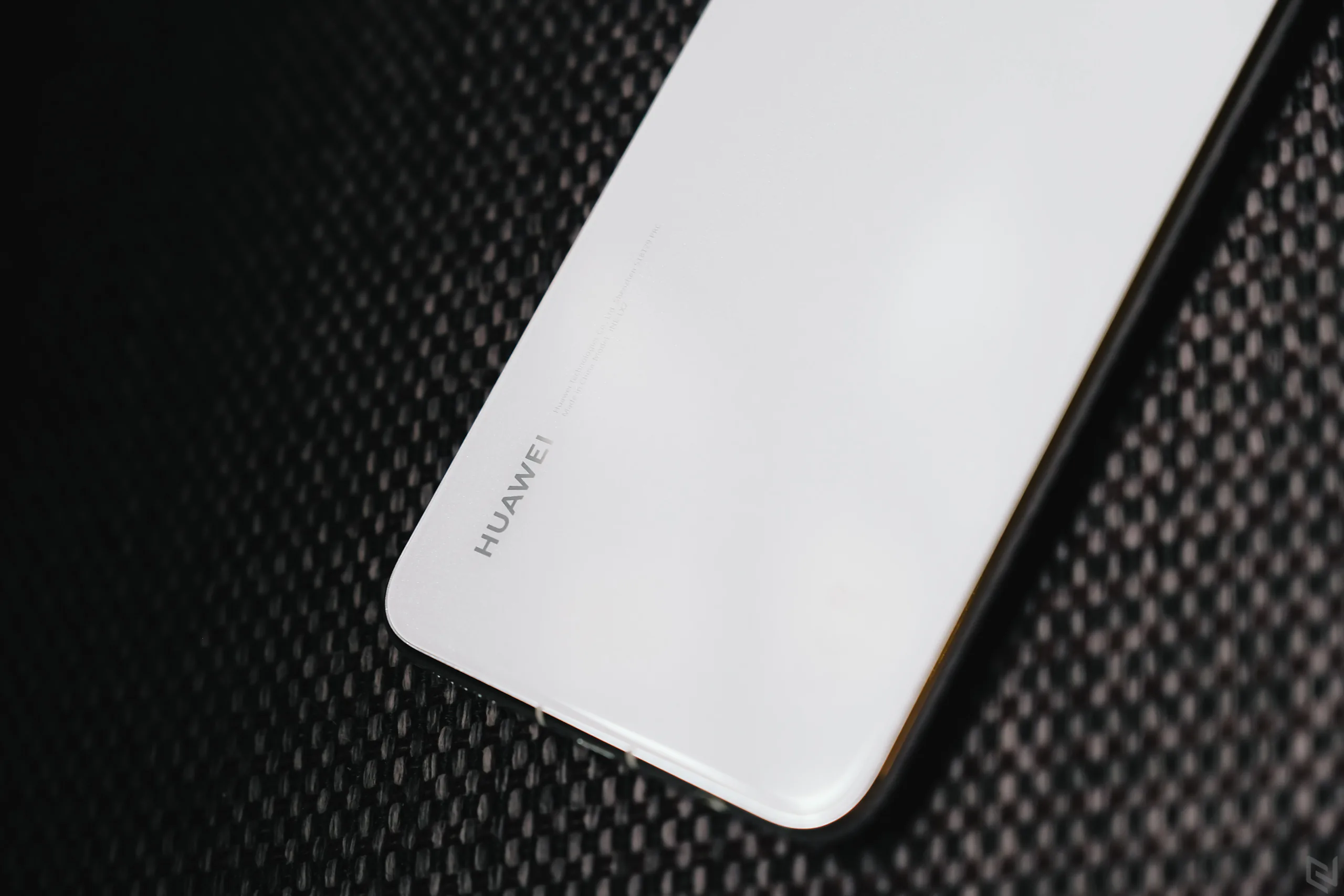 Cận cảnh Huawei Nova 3i màu trắng ngọc trai, rất đẹp và rất sang
