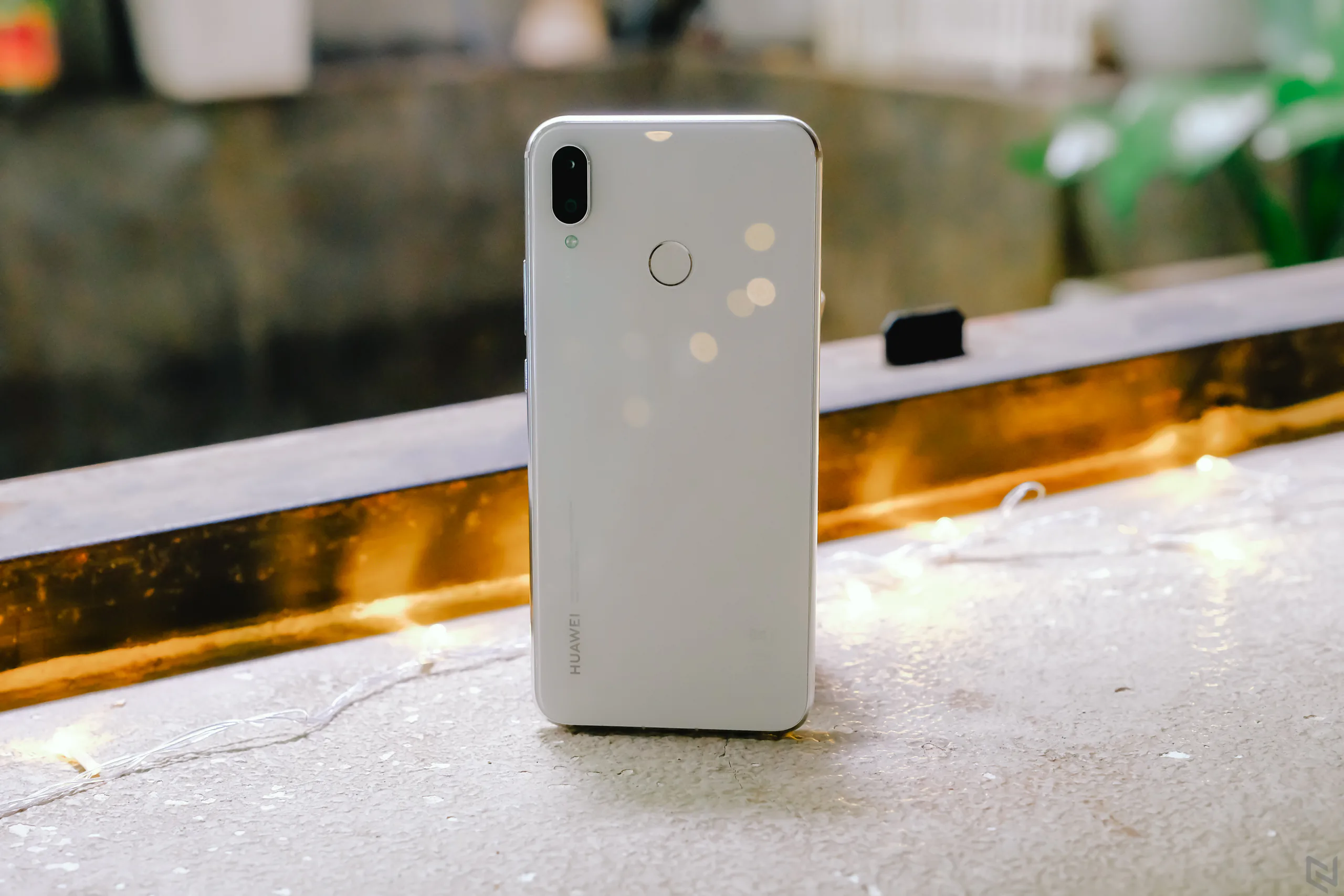 Cận cảnh Huawei Nova 3i màu trắng ngọc trai, rất đẹp và rất sang
