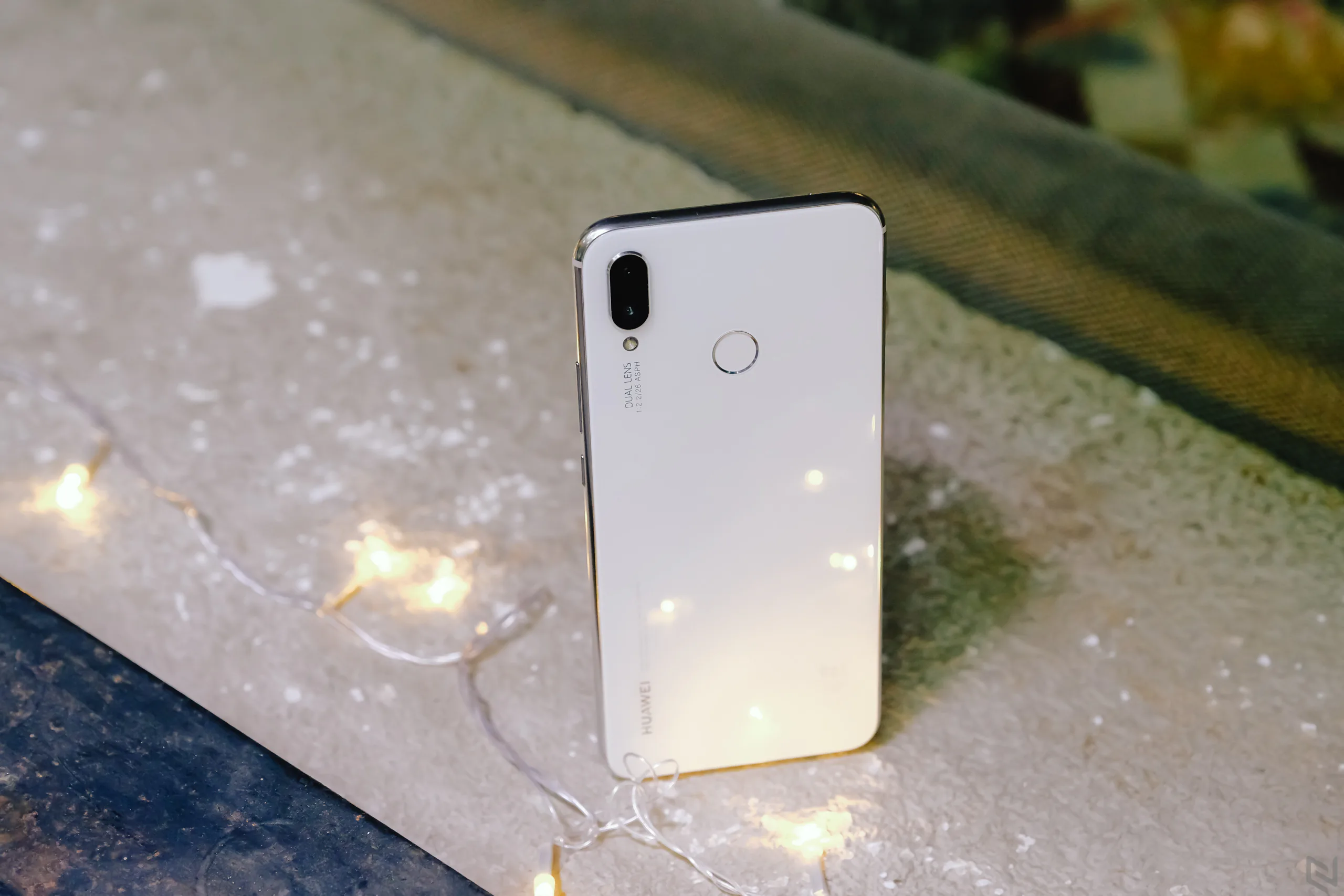Cận cảnh Huawei Nova 3i màu trắng ngọc trai, rất đẹp và rất sang