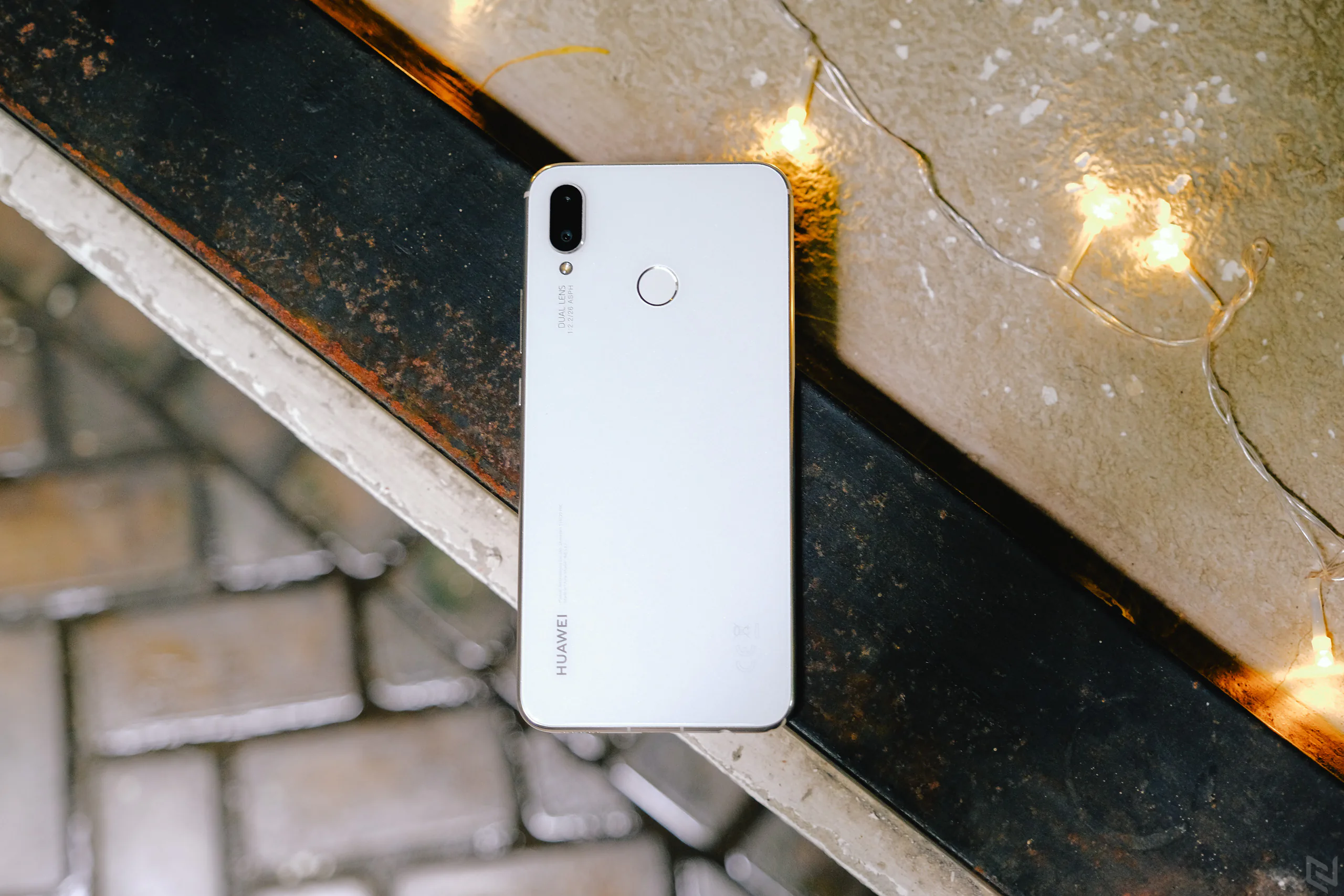 Cận cảnh Huawei Nova 3i màu trắng ngọc trai, rất đẹp và rất sang