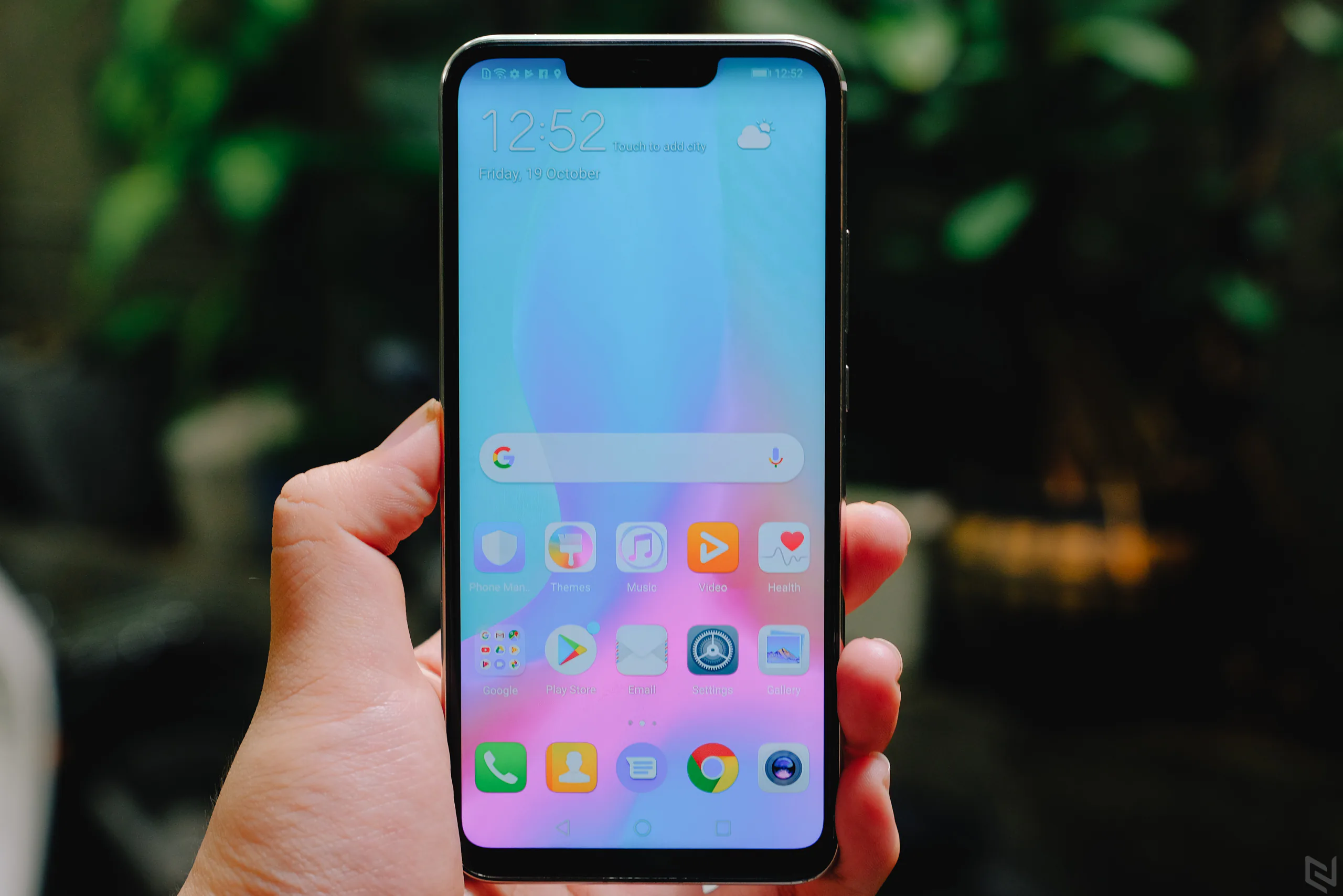 Cận cảnh Huawei Nova 3i màu trắng ngọc trai, rất đẹp và rất sang