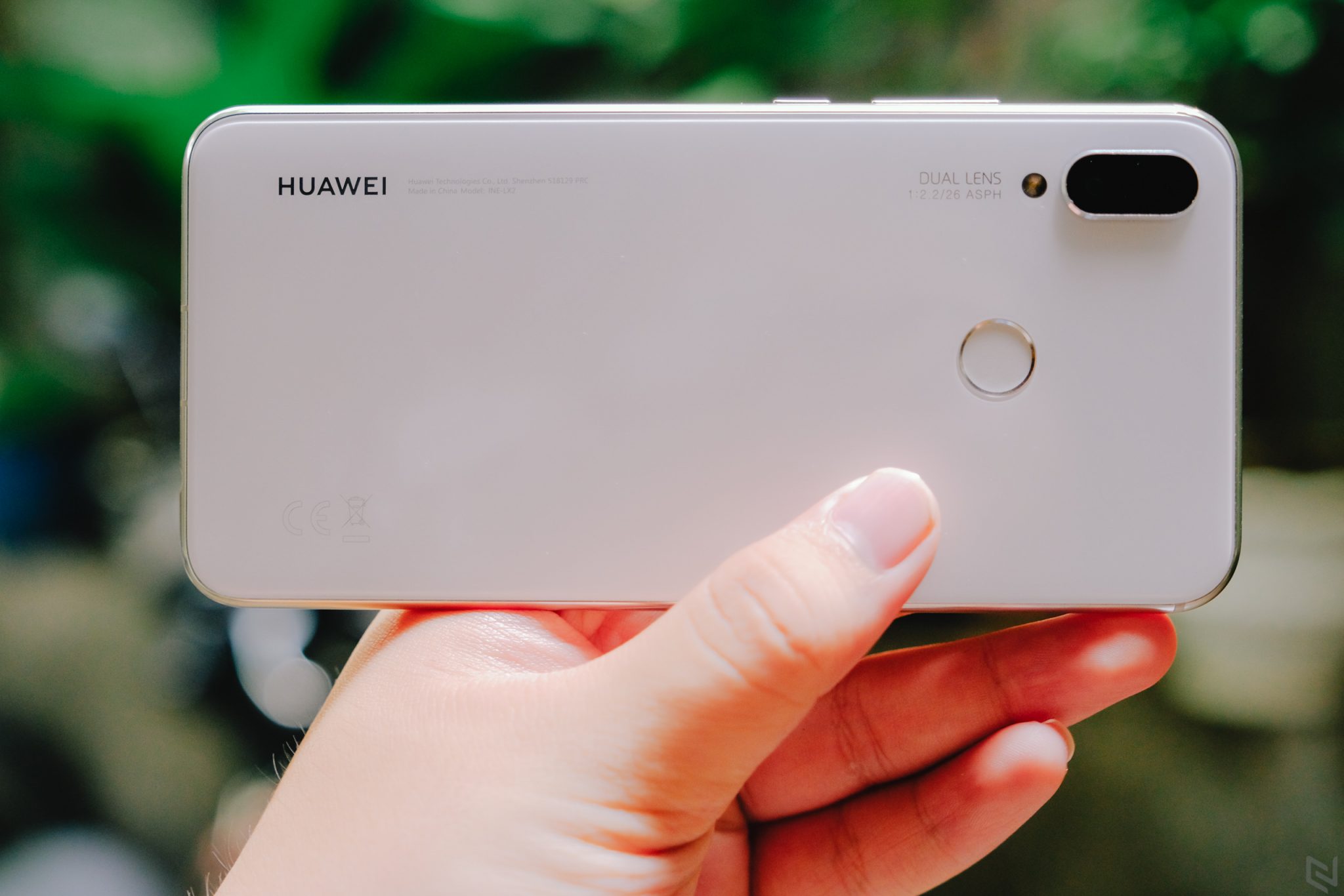 Cận cảnh Huawei Nova 3i màu trắng ngọc trai, rất đẹp và rất sang