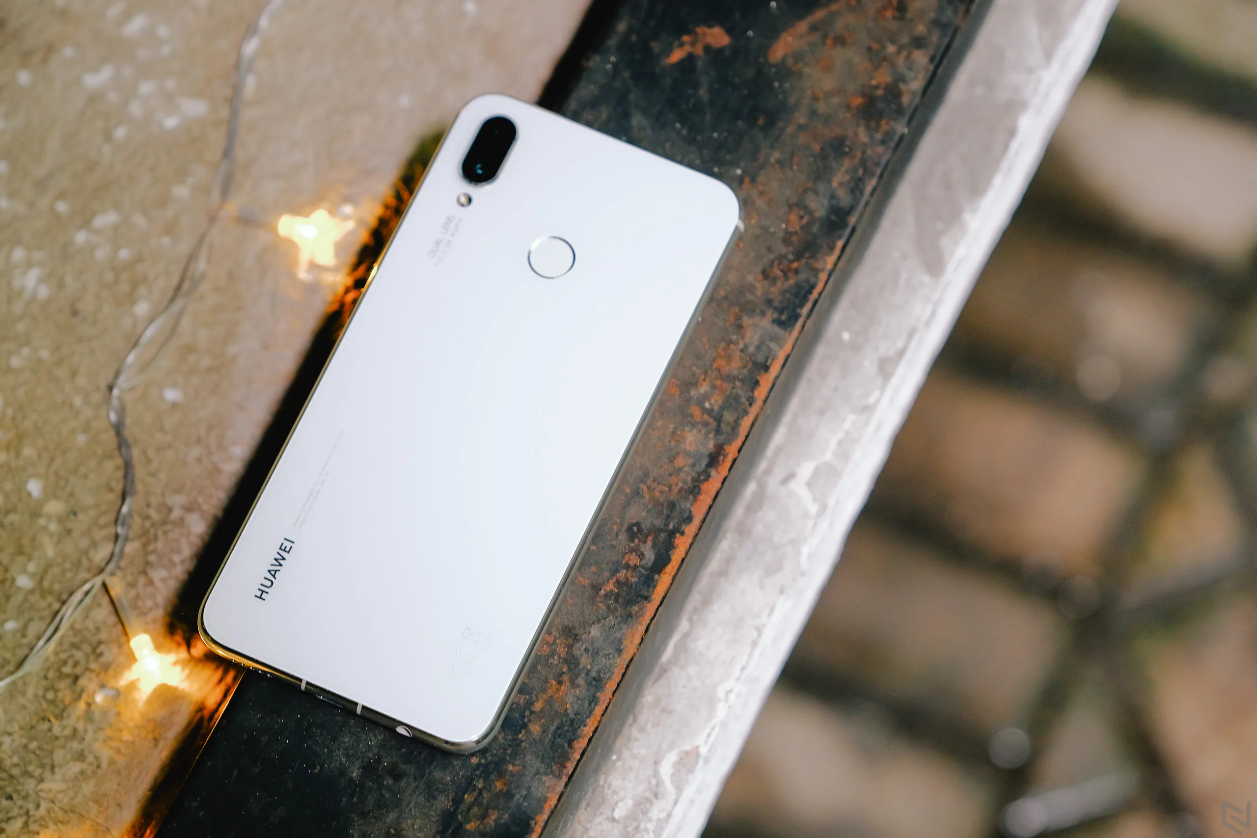 Cận cảnh Huawei Nova 3i màu trắng ngọc trai, rất đẹp và rất sang