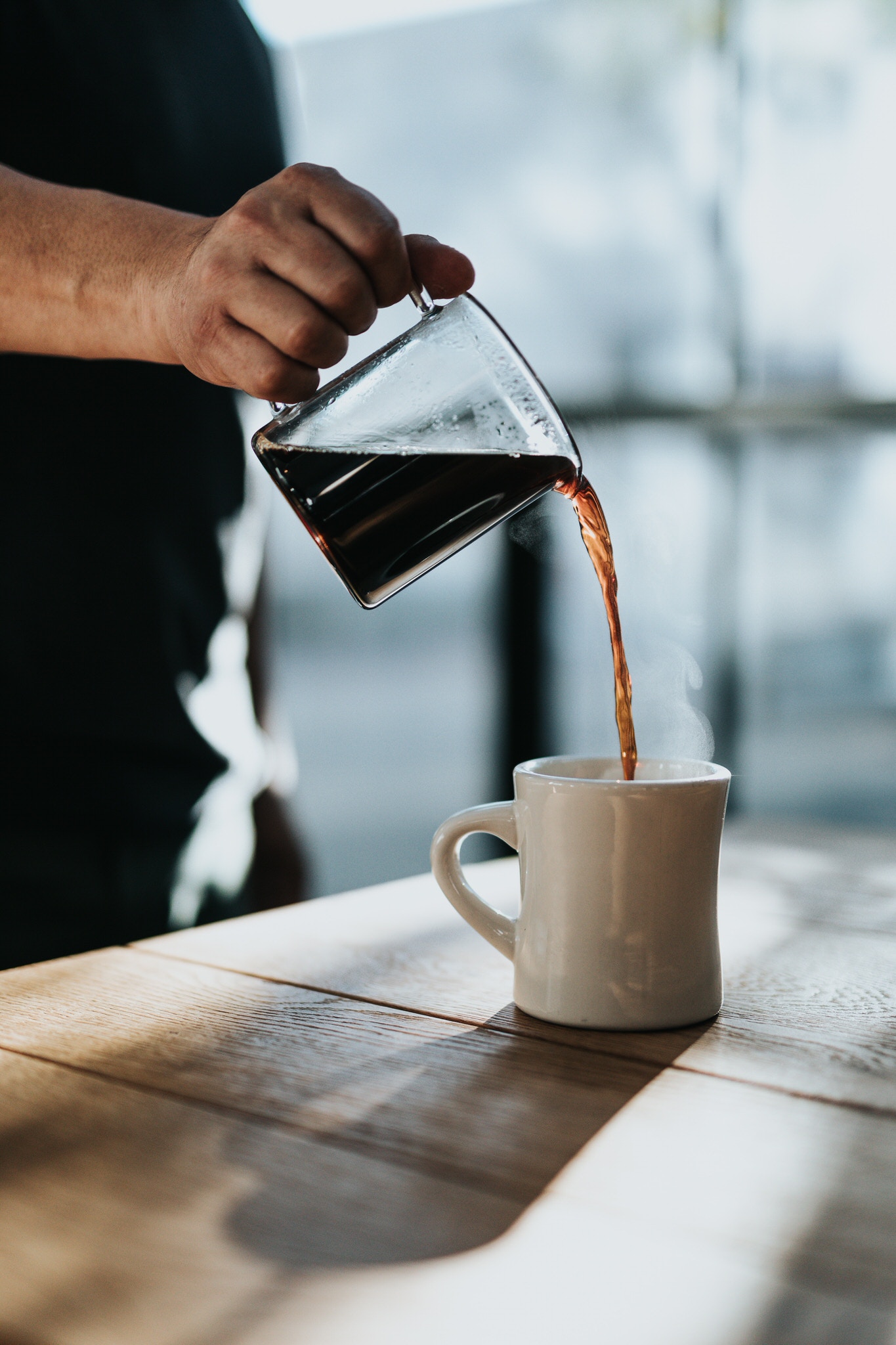 Một nghiên cứu lớn quan sát thấy người càng uống nhiều cà phê thì càng sống lâu
