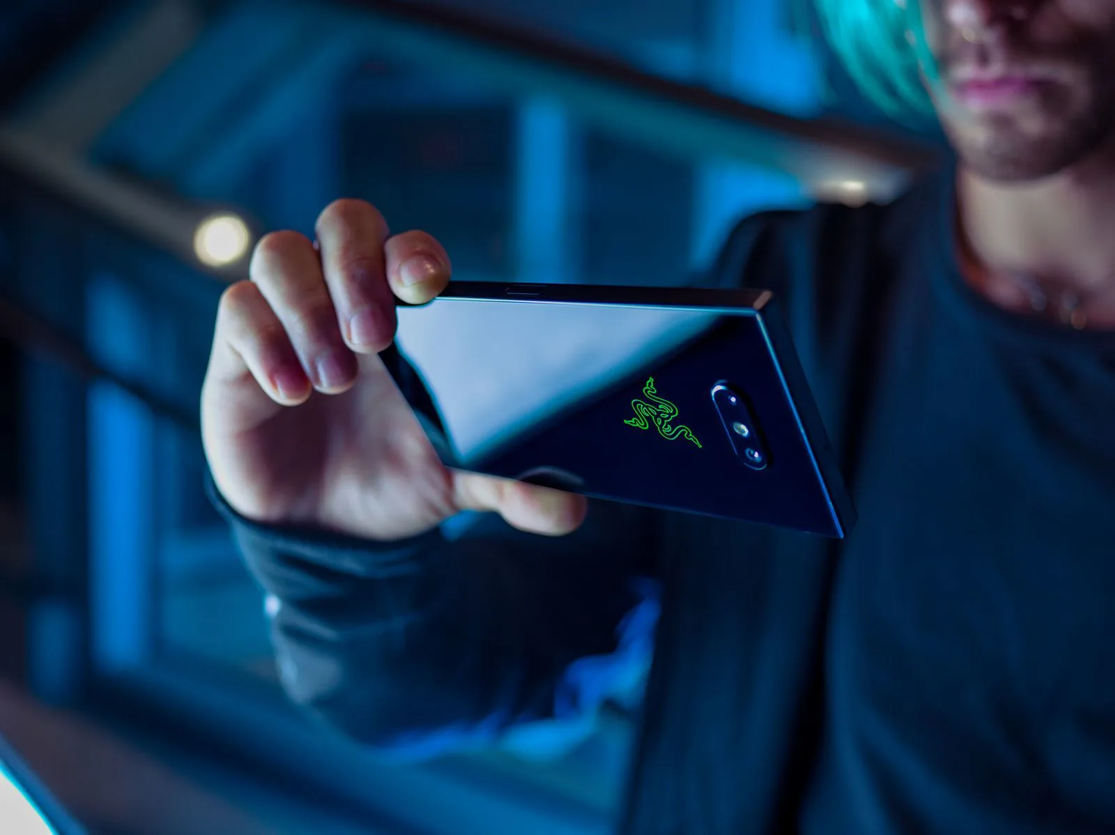 Cận cảnh Razer Phone 2 vừa ra mắt: Tiệm cận với flagship, logo có thể đổi màu RGB