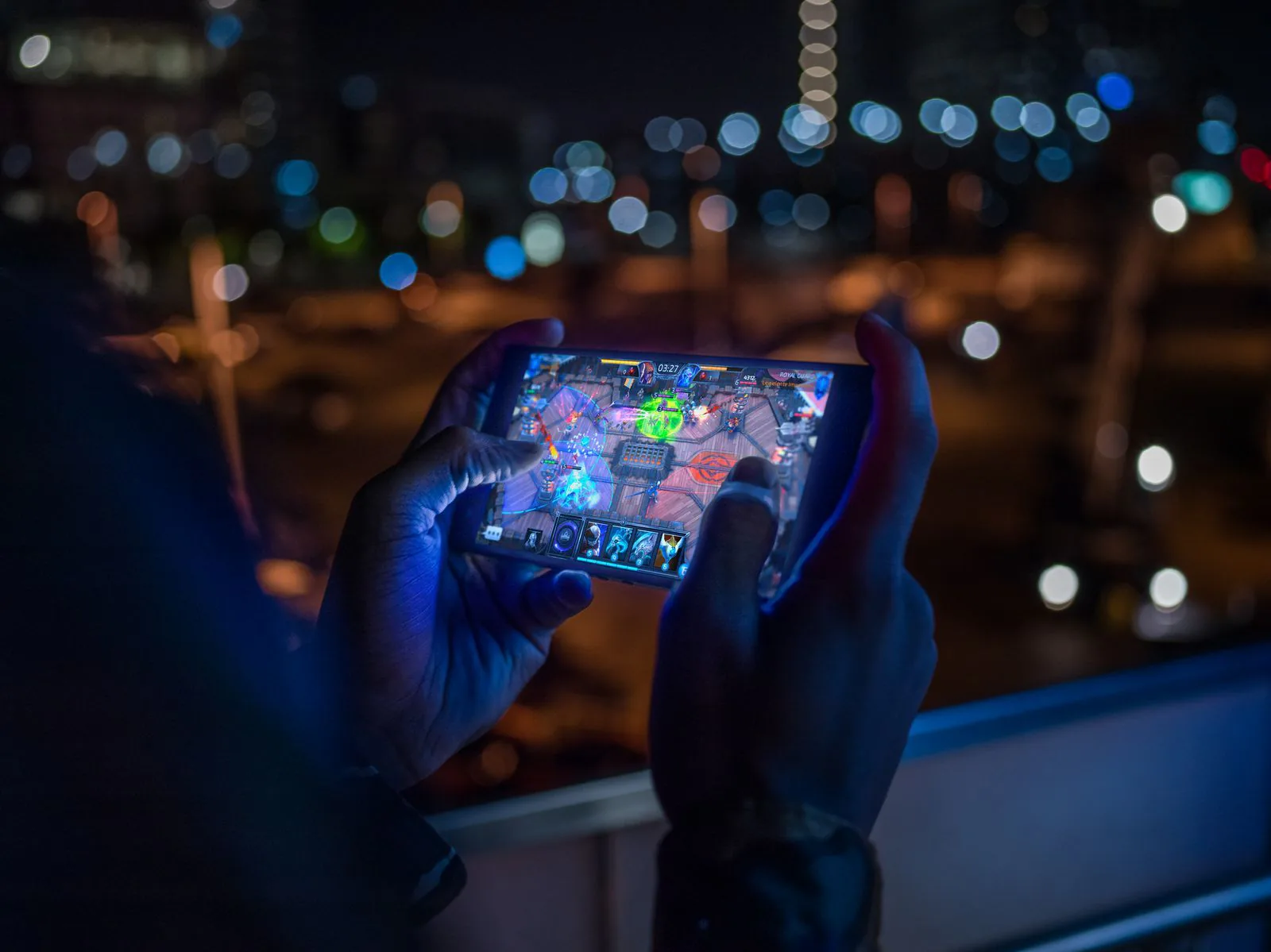 Cận cảnh Razer Phone 2 vừa ra mắt: Tiệm cận với flagship, logo có thể đổi màu RGB