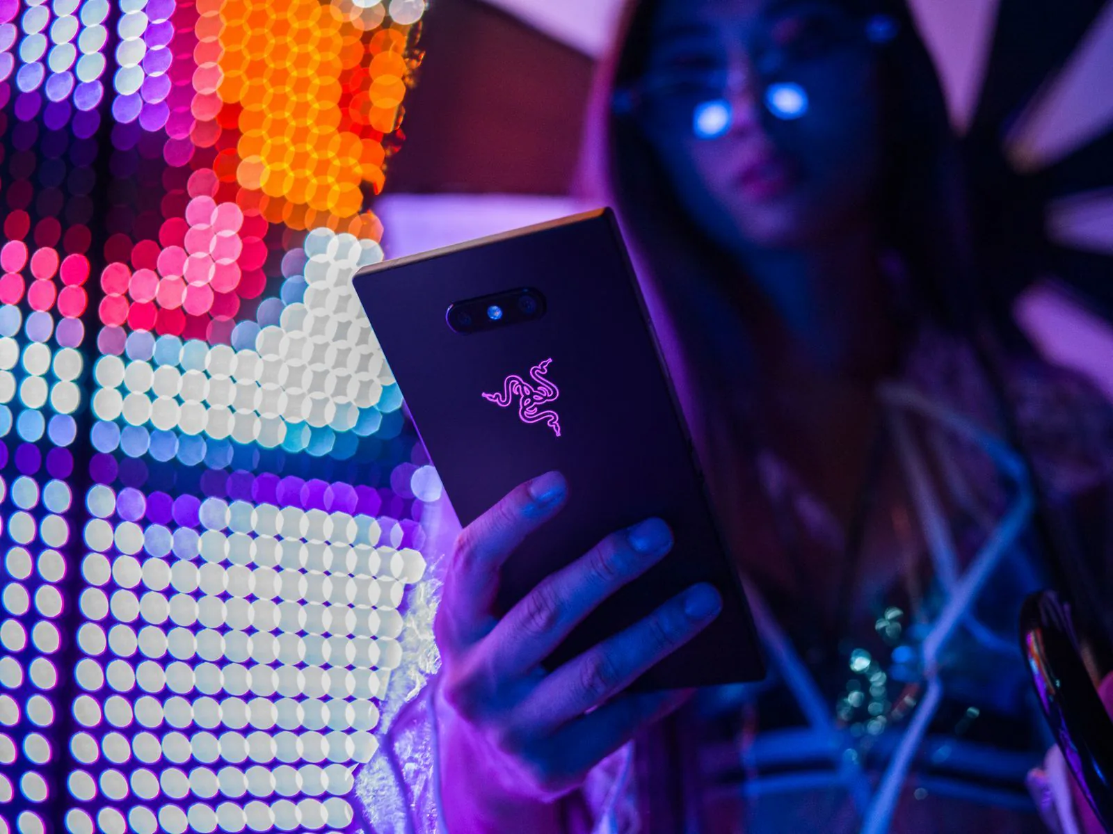 Cận cảnh Razer Phone 2 vừa ra mắt: Tiệm cận với flagship, logo có thể đổi màu RGB