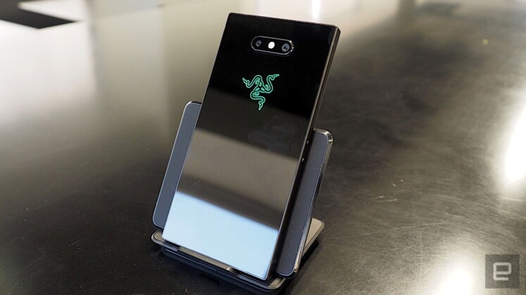 Cận cảnh Razer Phone 2 vừa ra mắt: Tiệm cận với flagship, logo có thể đổi màu RGB