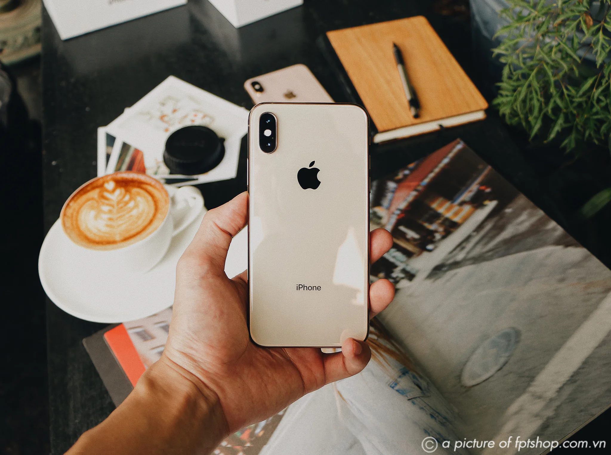 FPT Shop tặng 2 năm bảo hành khi đặt trước iPhone XS, XS Max, XR từ hôm nay
