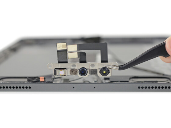 Bên trong iPad Pro 11": Rất gọn gàng, sử dụng cổng USB-C module dễ thay thế