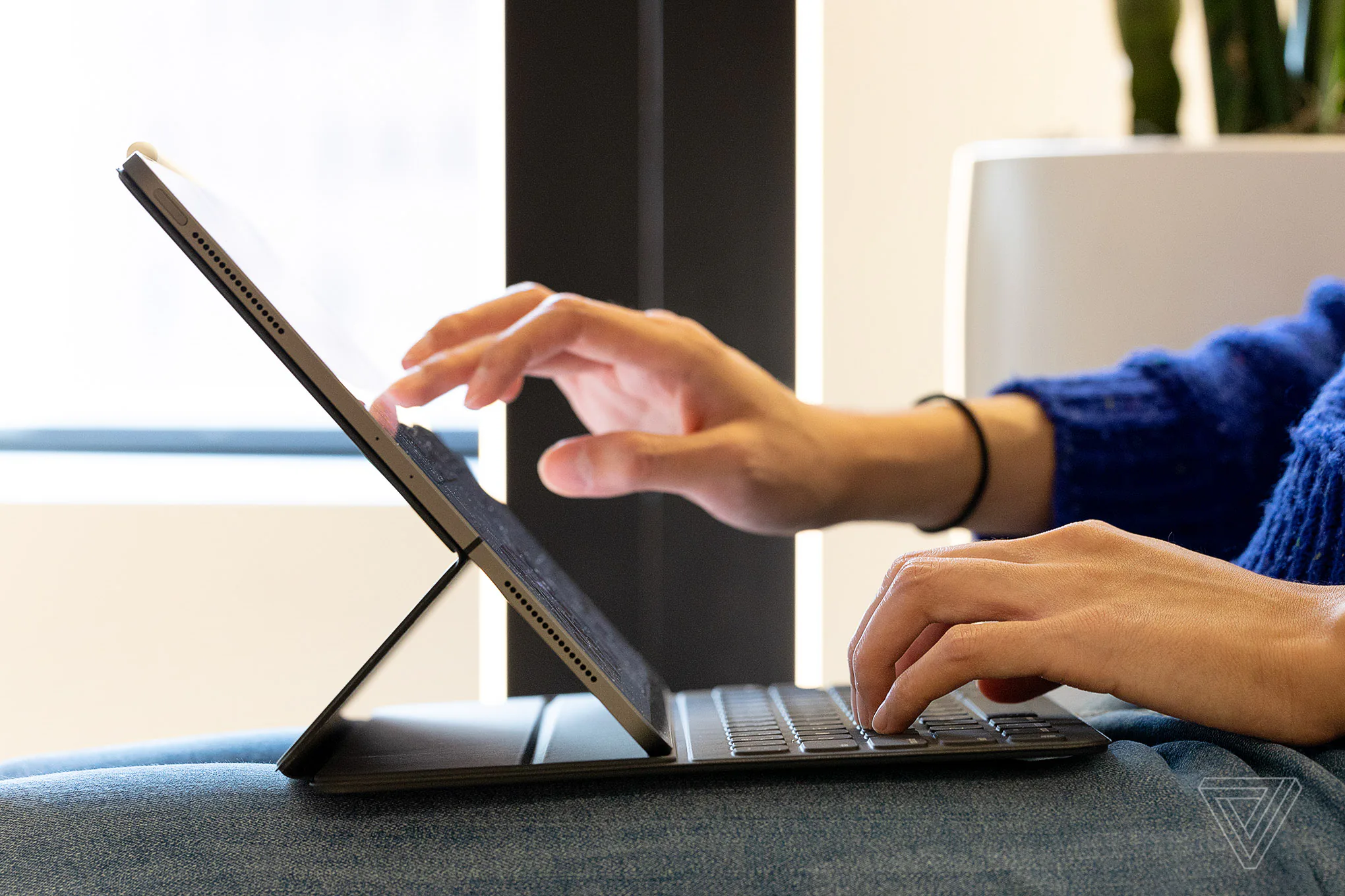 iPad Pro 2018 mạnh hơn laptop nhưng có thể thay thế được laptop?
