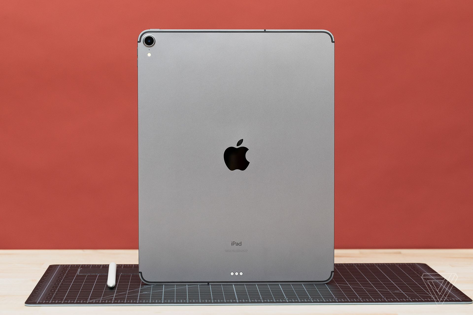 iPad Pro 2018 mạnh hơn laptop nhưng có thể thay thế được laptop?