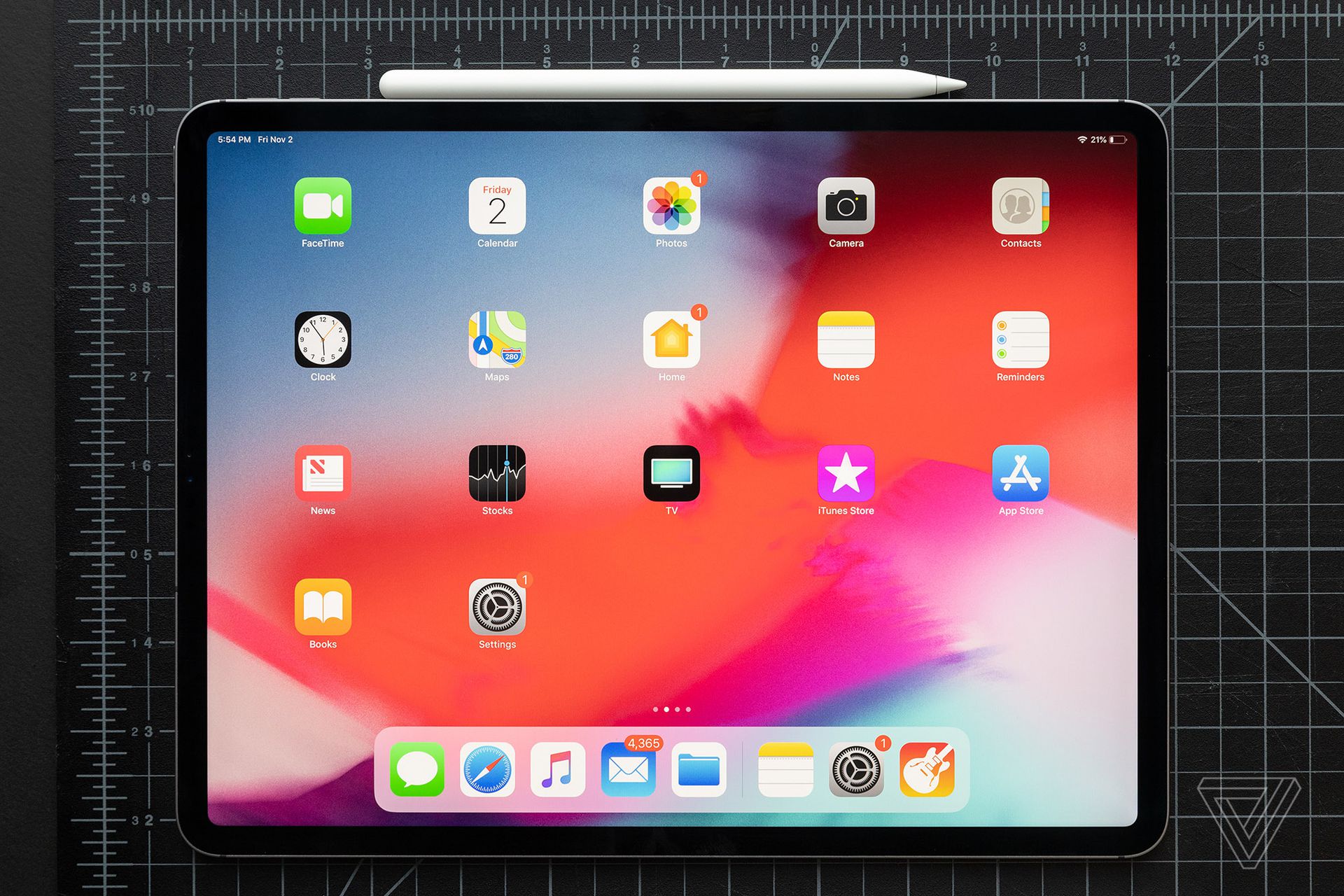 iPad Pro 2018 mạnh hơn laptop nhưng có thể thay thế được laptop?