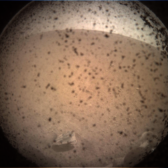 Tàu thăm dò InSight của NASA đã hạ cánh thành công xuống bề mặt Sao Hỏa, đây là hình ảnh đầu tiên