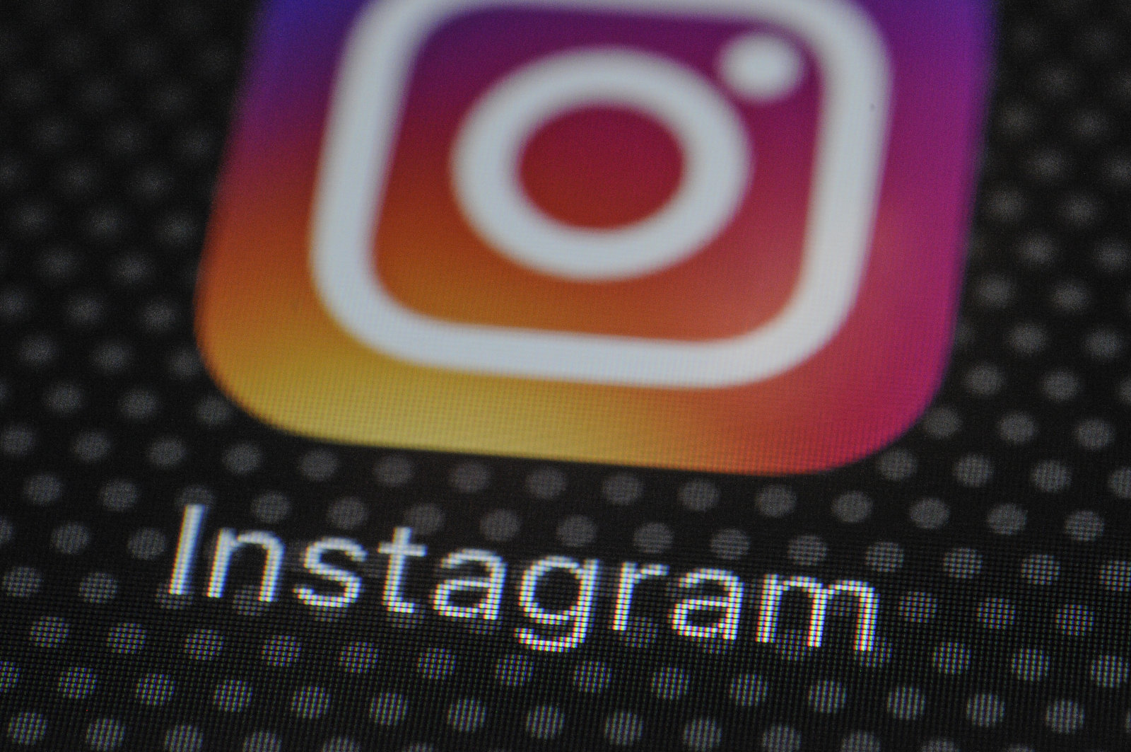 Instagram thực hiện cuộc thanh trừng lớn nhất, loại bỏ like và follow ảo