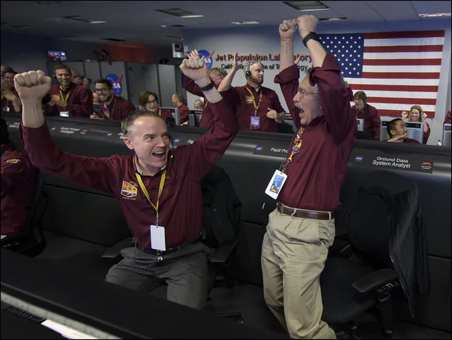 Tàu thăm dò InSight của NASA đã hạ cánh thành công xuống bề mặt Sao Hỏa, đây là hình ảnh đầu tiên