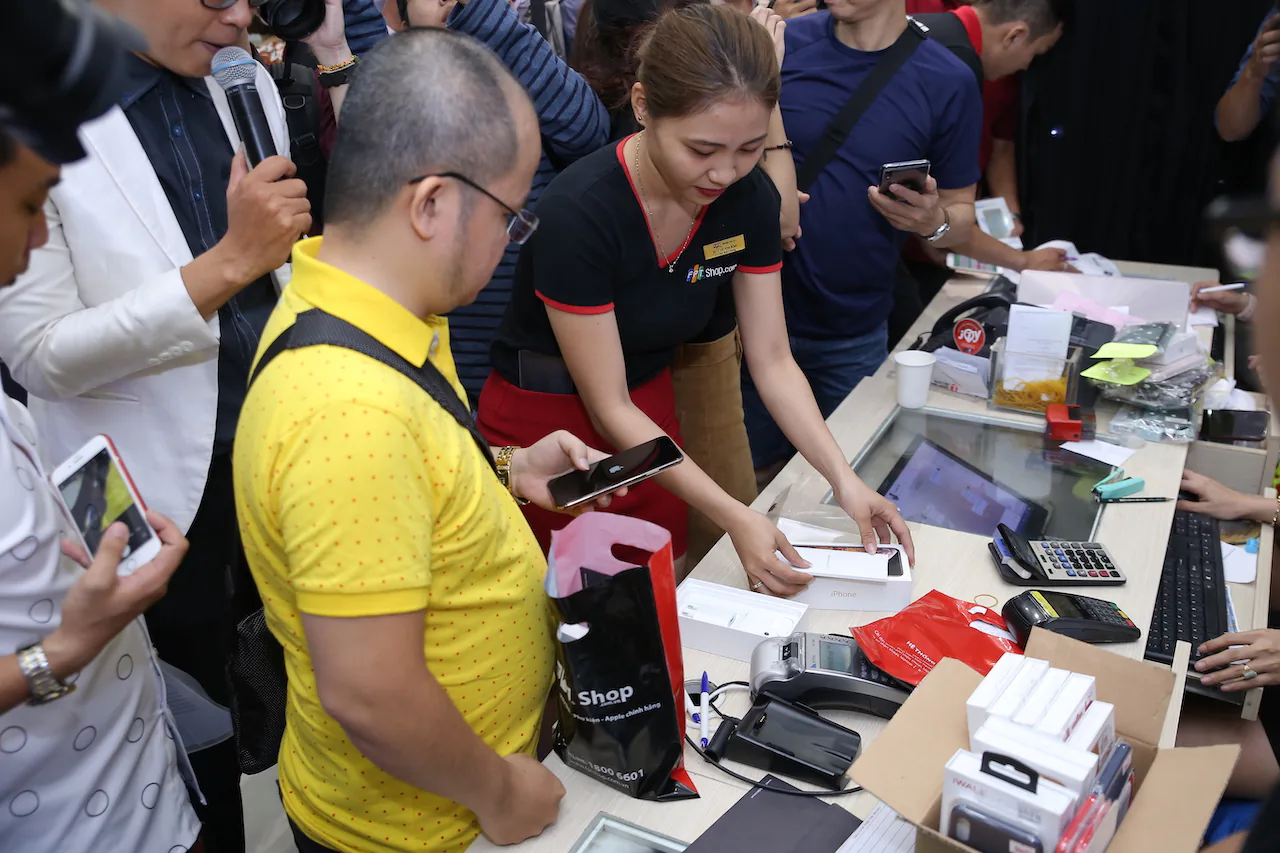 iPhone XS / XS Max / XR chính hãng đã đến tay người dùng