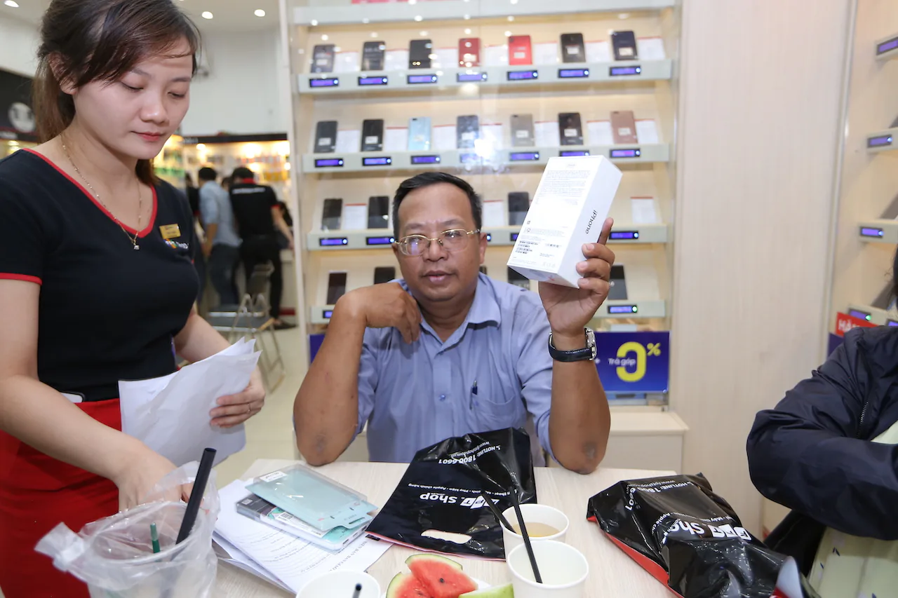 iPhone XS / XS Max / XR chính hãng đã đến tay người dùng