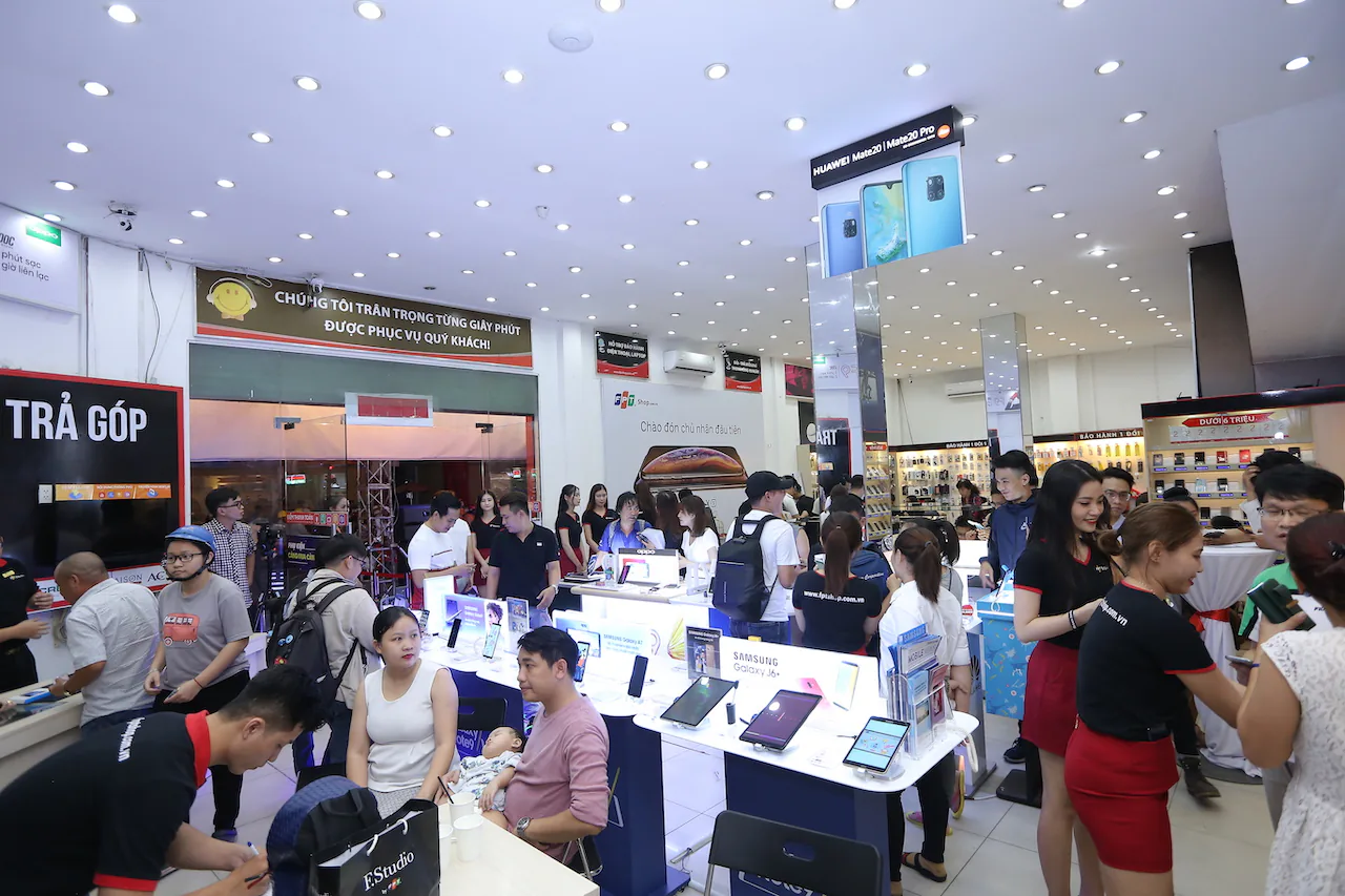 iPhone XS / XS Max / XR chính hãng đã đến tay người dùng