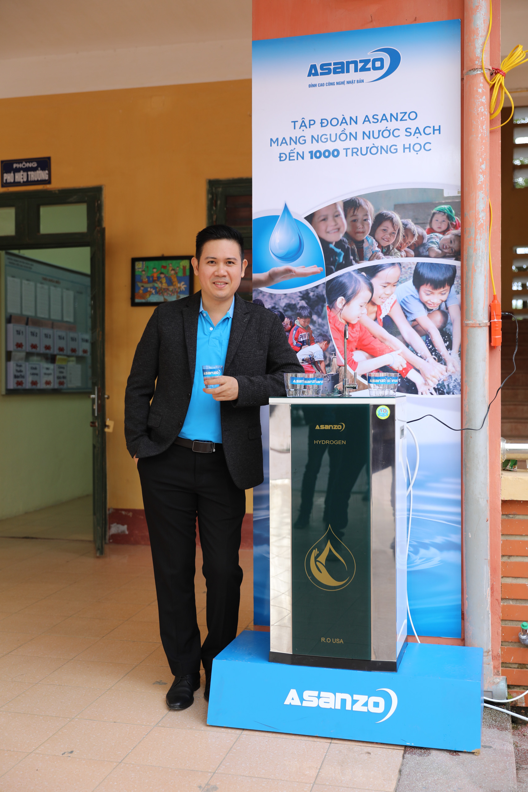 Lễ trao tặng máy lọc nước cho các trường học trên địa bàn huyện Đông Anh, thành phố Hà Nội.