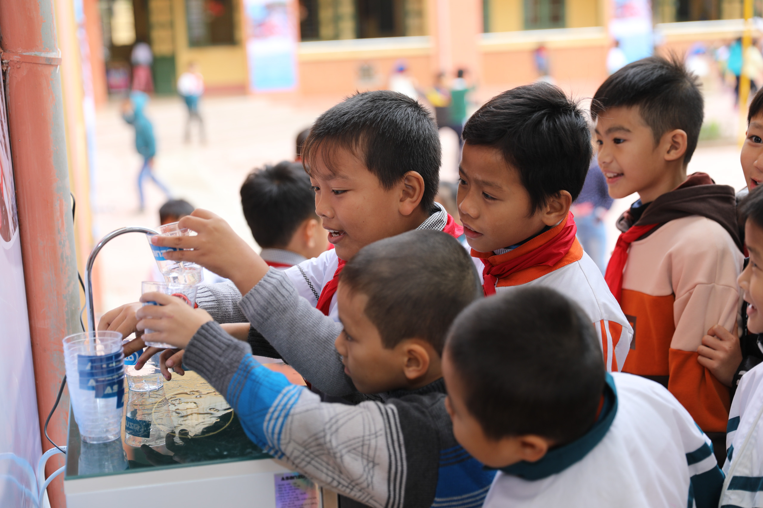 Lễ trao tặng máy lọc nước cho các trường học trên địa bàn huyện Đông Anh, thành phố Hà Nội.