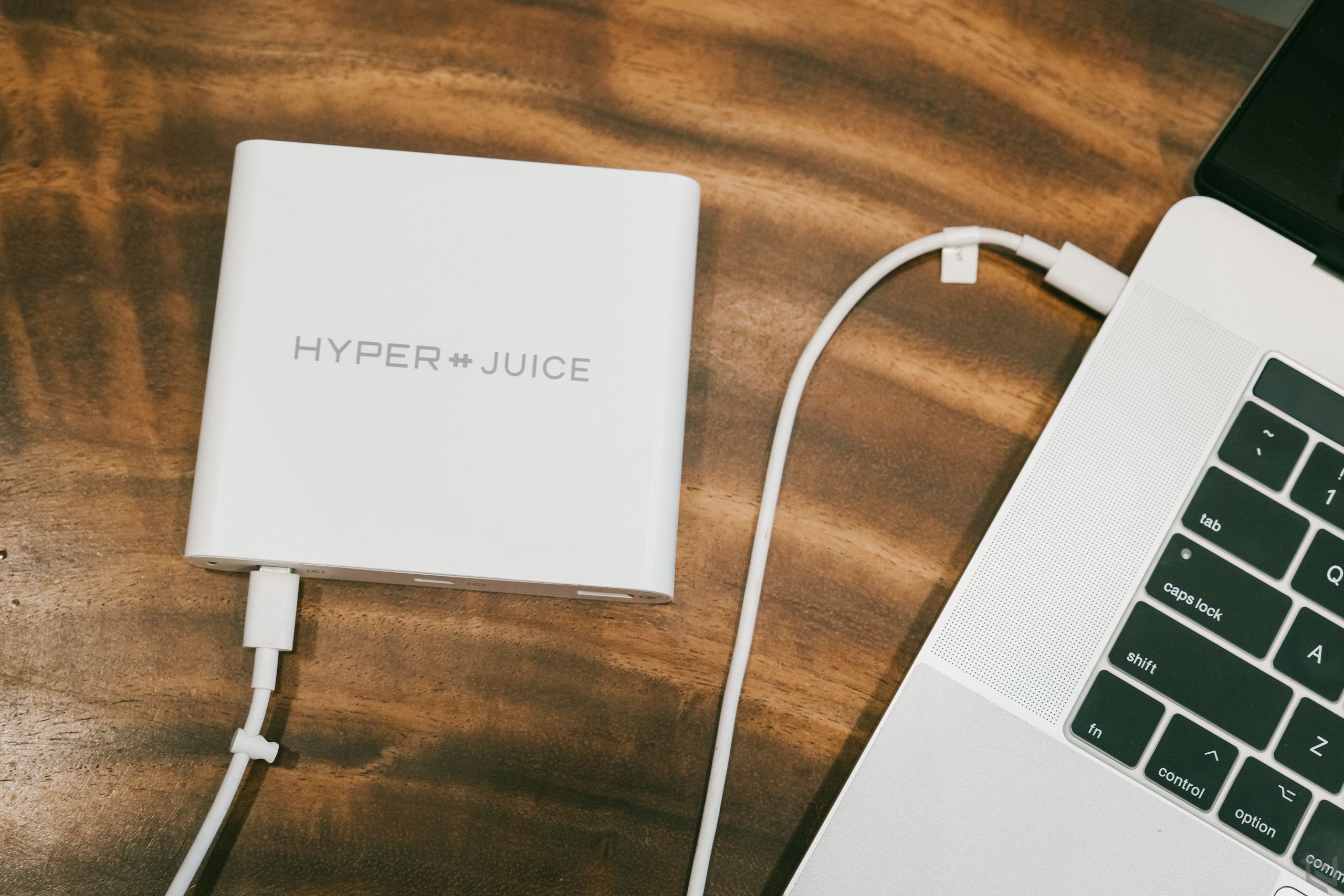 Nguồn sạc HyperJuice 87-W Dual USB-C: sạc tốt cho MacBook Pro 15-inch, không còn phụ thuộc nguồn sạc từ hãng