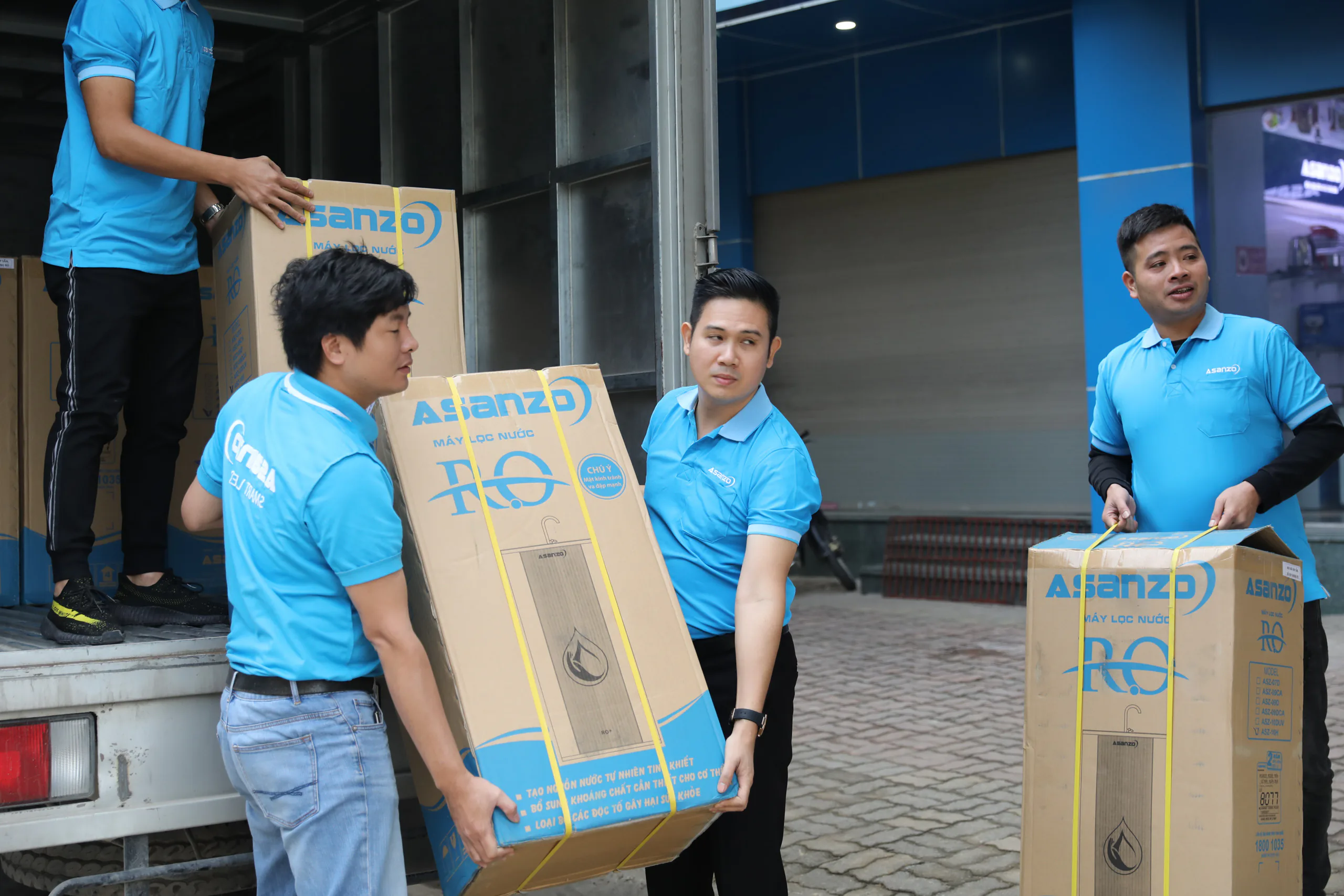 Lễ trao tặng máy lọc nước cho các trường học trên địa bàn huyện Đông Anh, thành phố Hà Nội.