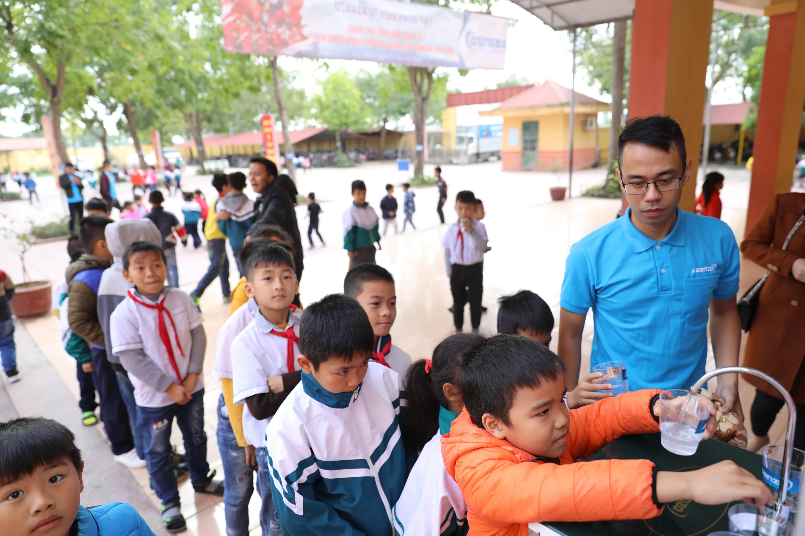 Lễ trao tặng máy lọc nước cho các trường học trên địa bàn huyện Đông Anh, thành phố Hà Nội.