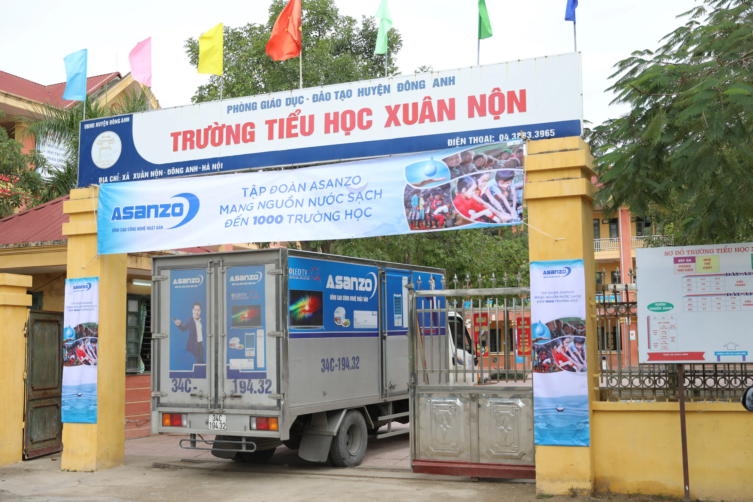 Lễ trao tặng máy lọc nước cho các trường học trên địa bàn huyện Đông Anh, thành phố Hà Nội.