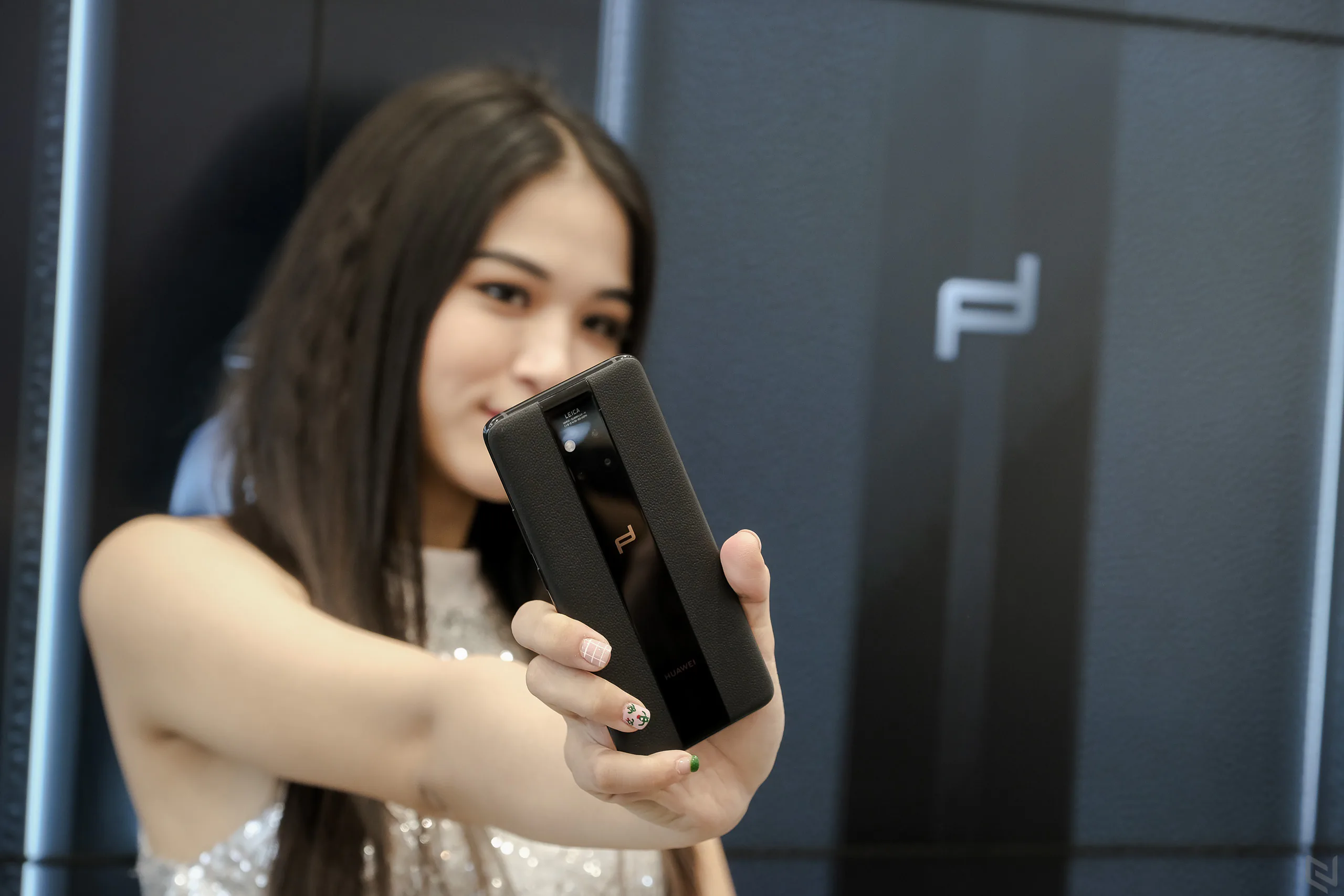 Offline trải nghiệm Huawei Mate 20 RS | Porsche Design tại Việt Nam, giá bán 43.990.000 đồng