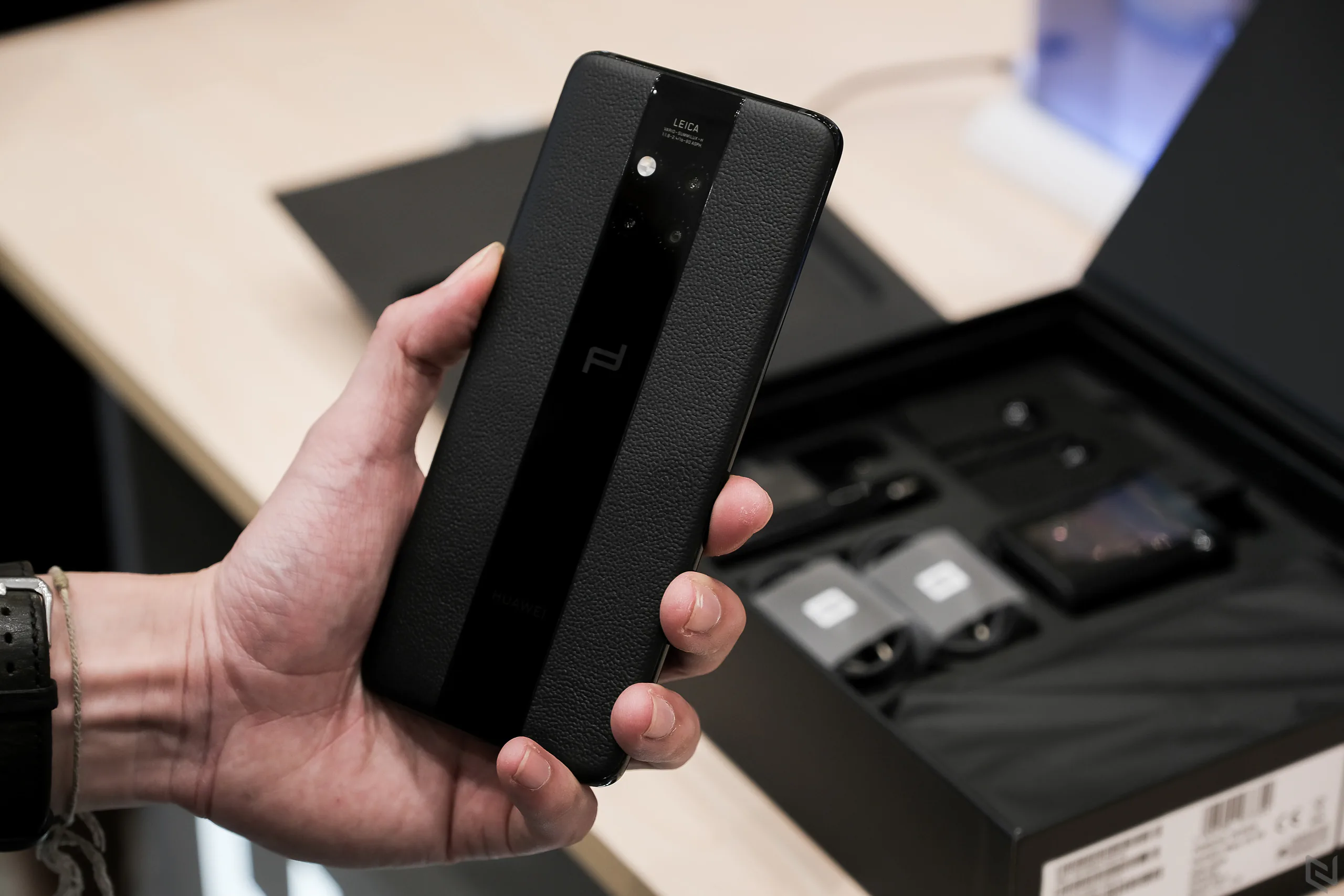 Offline trải nghiệm Huawei Mate 20 RS | Porsche Design tại Việt Nam, giá bán 43.990.000 đồng