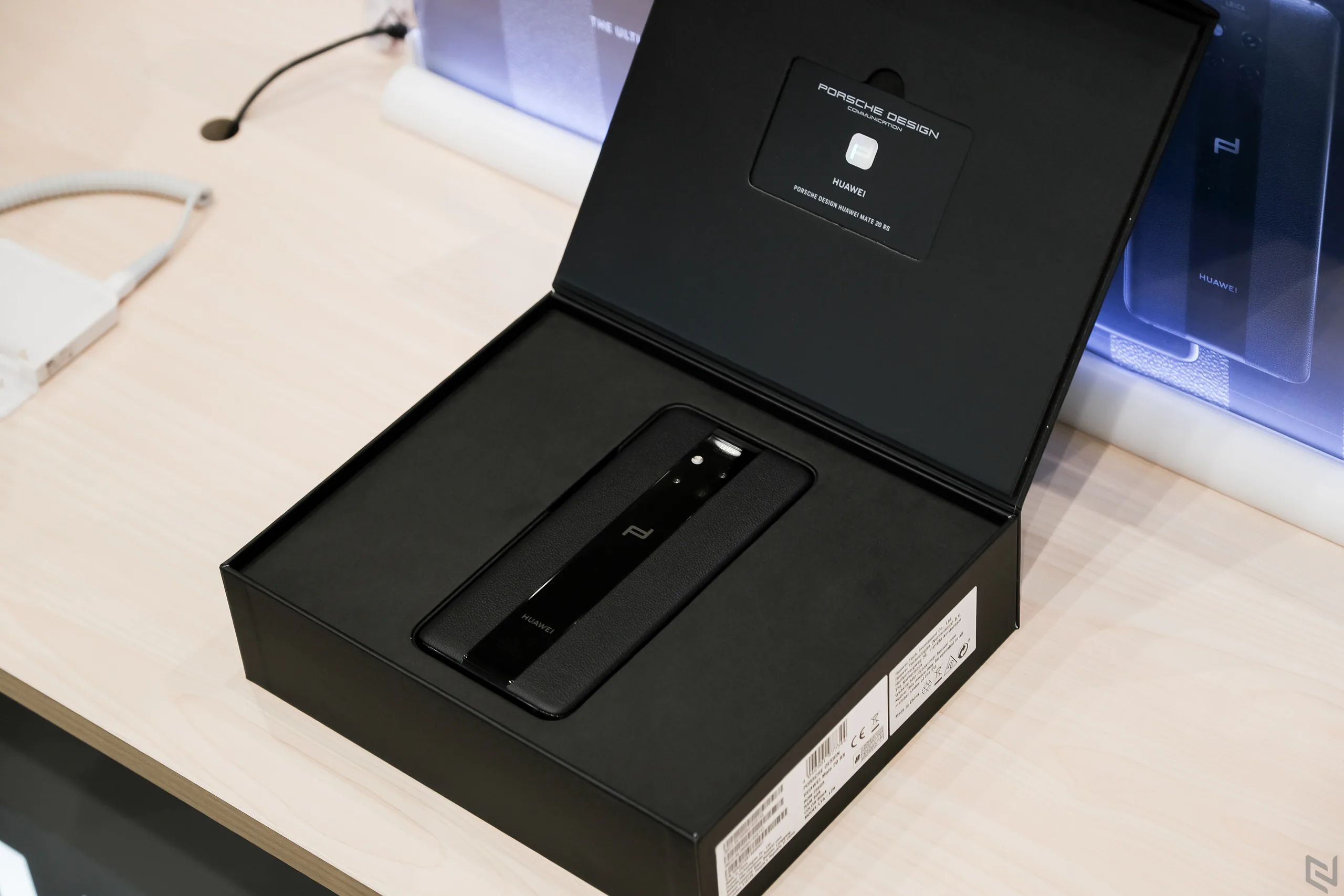 Offline trải nghiệm Huawei Mate 20 RS | Porsche Design tại Việt Nam, giá bán 43.990.000 đồng