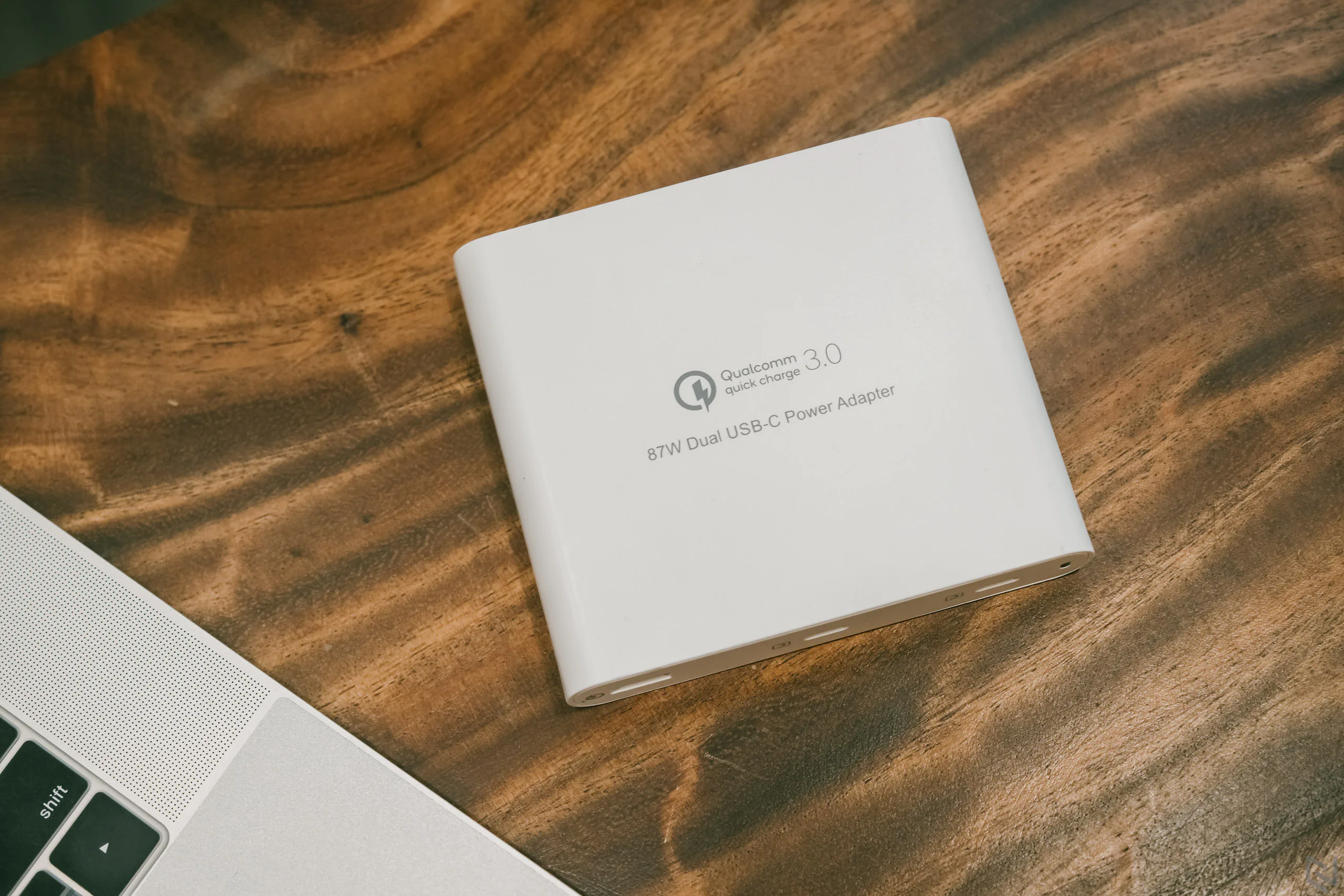 Nguồn sạc HyperJuice 87-W Dual USB-C: sạc tốt cho MacBook Pro 15-inch, không còn phụ thuộc nguồn sạc từ hãng