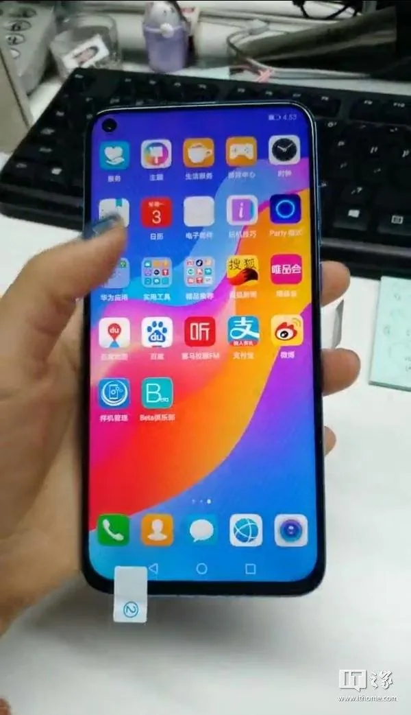 Lộ hình ảnh thực tế của Huawei Nova 4, màn hình 'lổ', 3 camera sau