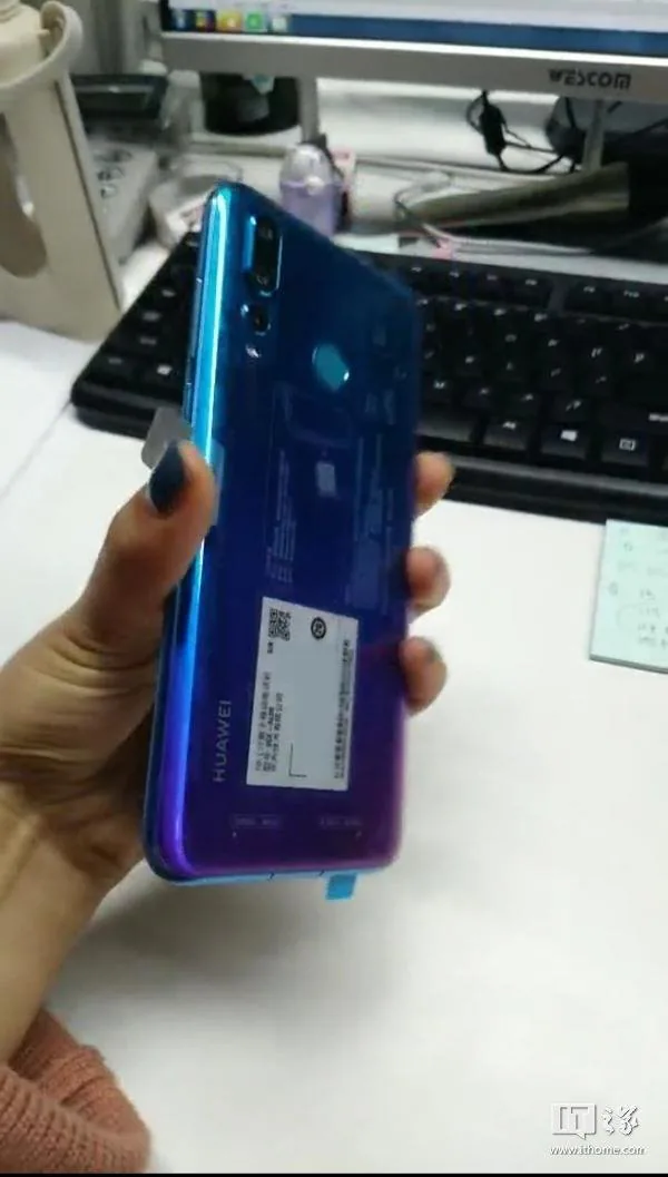 Lộ hình ảnh thực tế của Huawei Nova 4, màn hình 'lổ', 3 camera sau