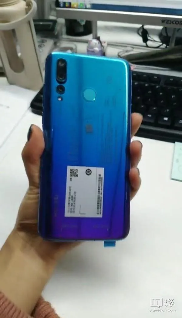 Lộ hình ảnh thực tế của Huawei Nova 4, màn hình 'lổ', 3 camera sau