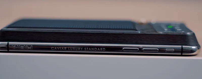 Cận cảnh chiếc Tesla iPhone X sử dụng năng lượng mặt trời