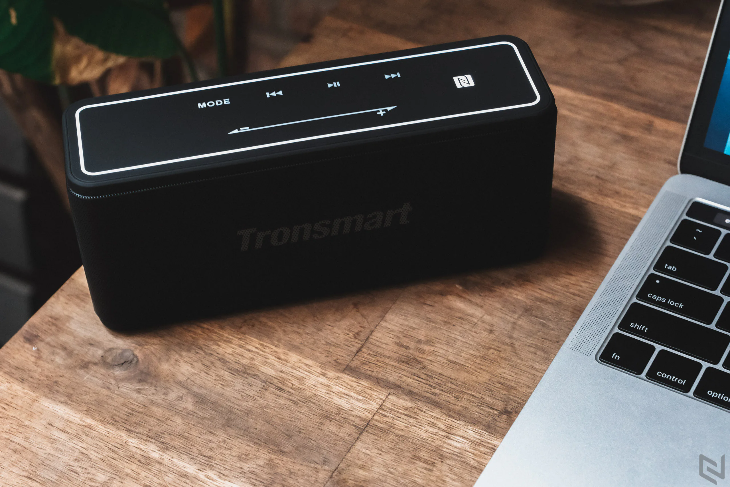 Trên tay loa di động Tronsmart Element Mega, món quà 'to mồm' rất đáng mua trong mùa giáng sinh