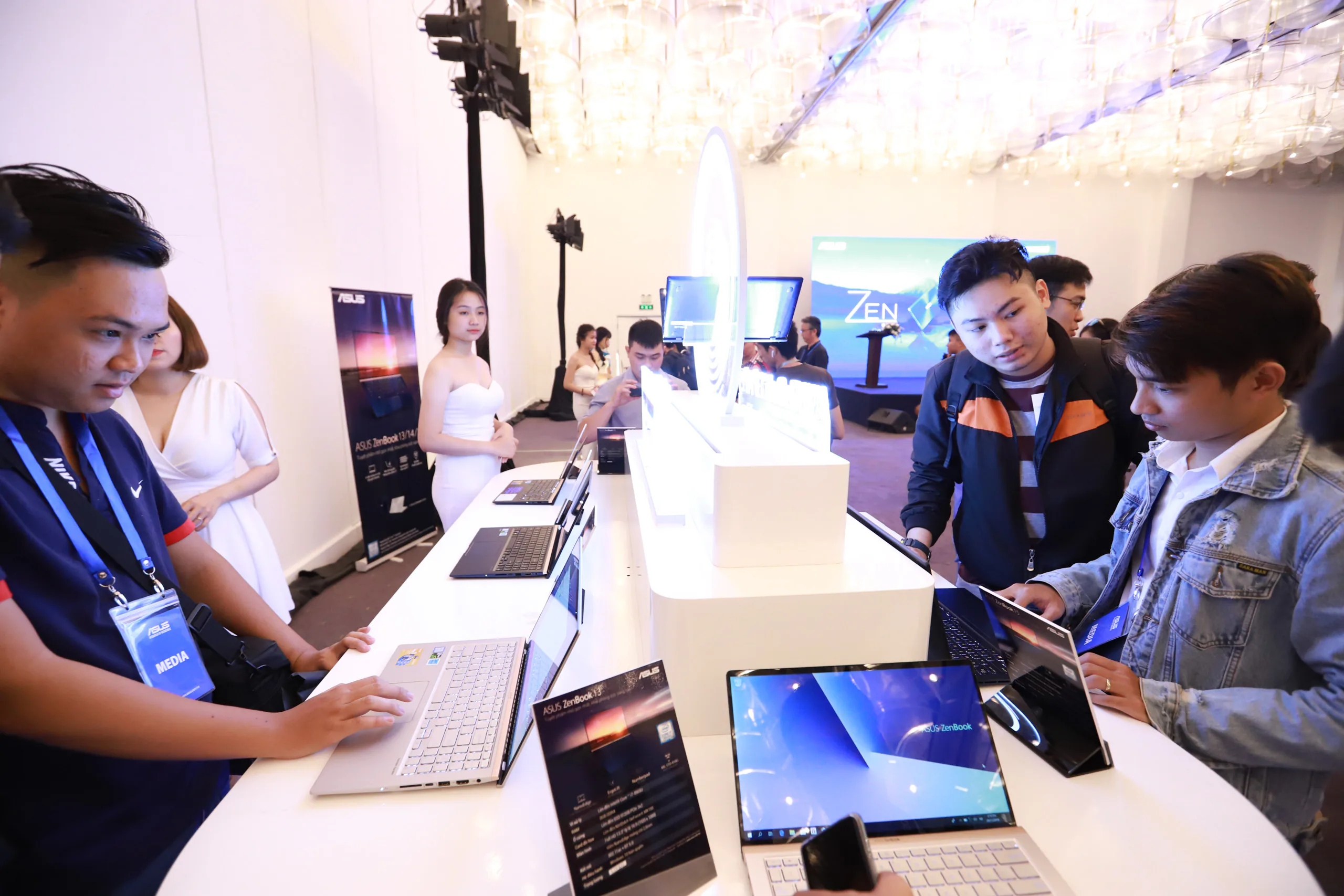 ASUS ra mắt hàng loạt sản phẩm mới trong dòng ZenBook 13/14/15 inch, giá từ 22.900.000