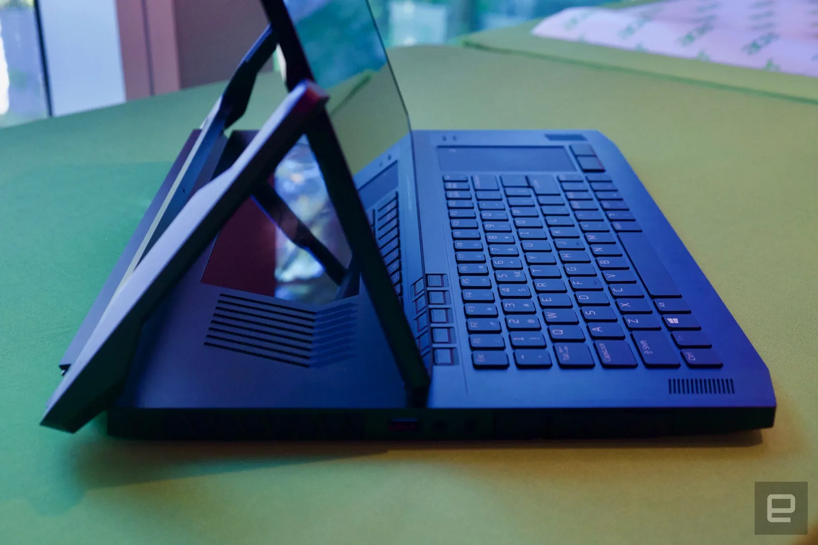 CES 2019: Acer Predator Triton 900 bản lề “cơ động”, lộ diện cấu hình, màn hình 4K, RTX 2080, giá từ $4000