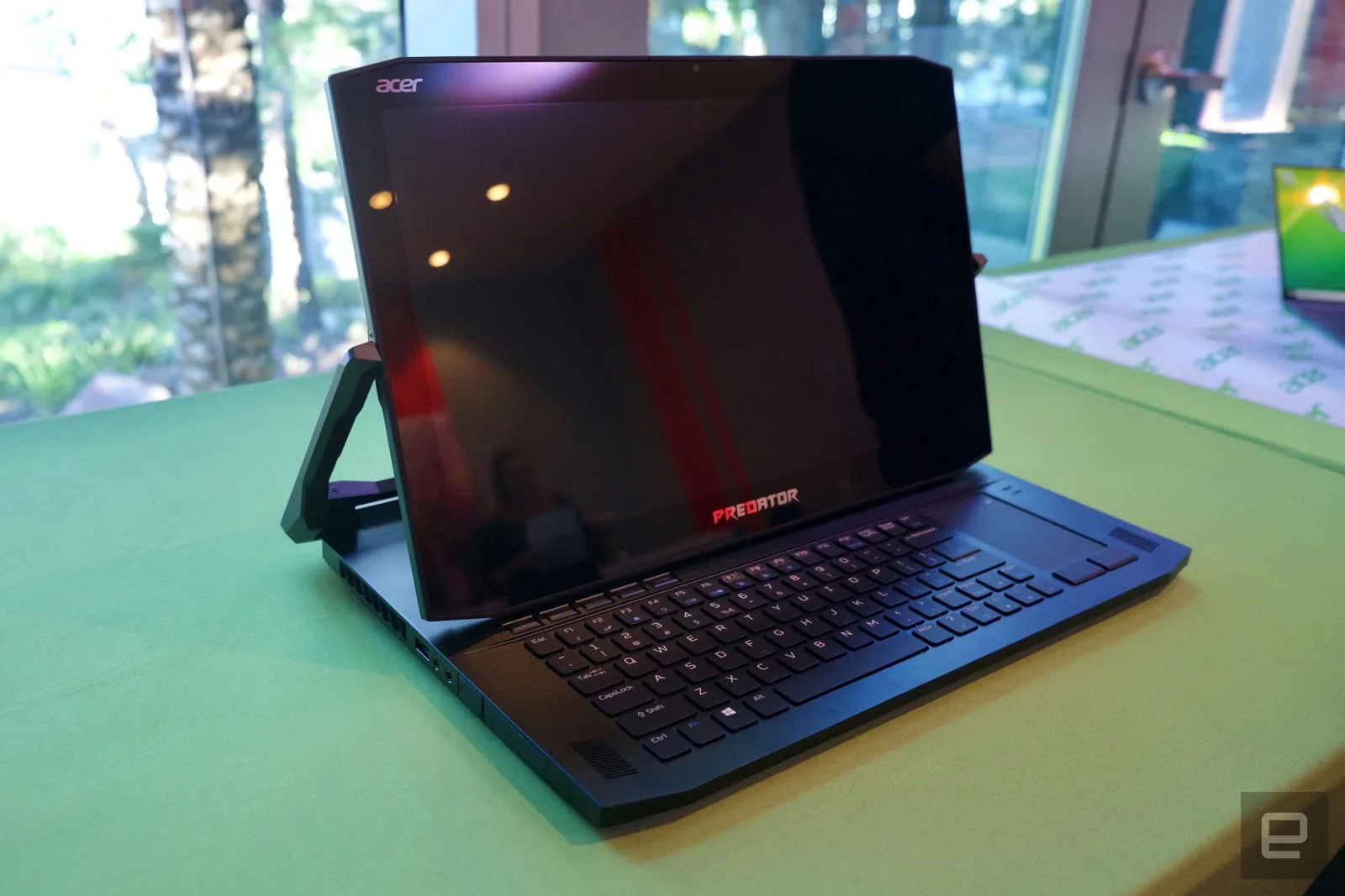 CES 2019: Acer Predator Triton 900 bản lề “cơ động”, lộ diện cấu hình, màn hình 4K, RTX 2080, giá từ $4000