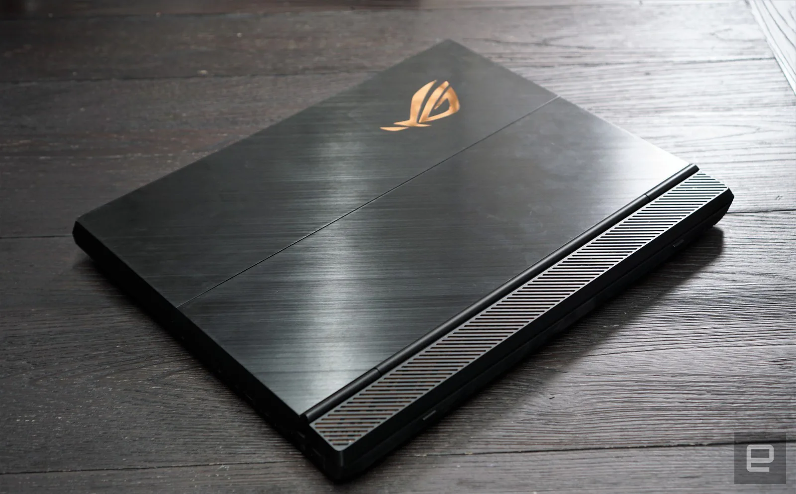ASUS trình làng ROG Mothership laptop chơi game 2-trong-1